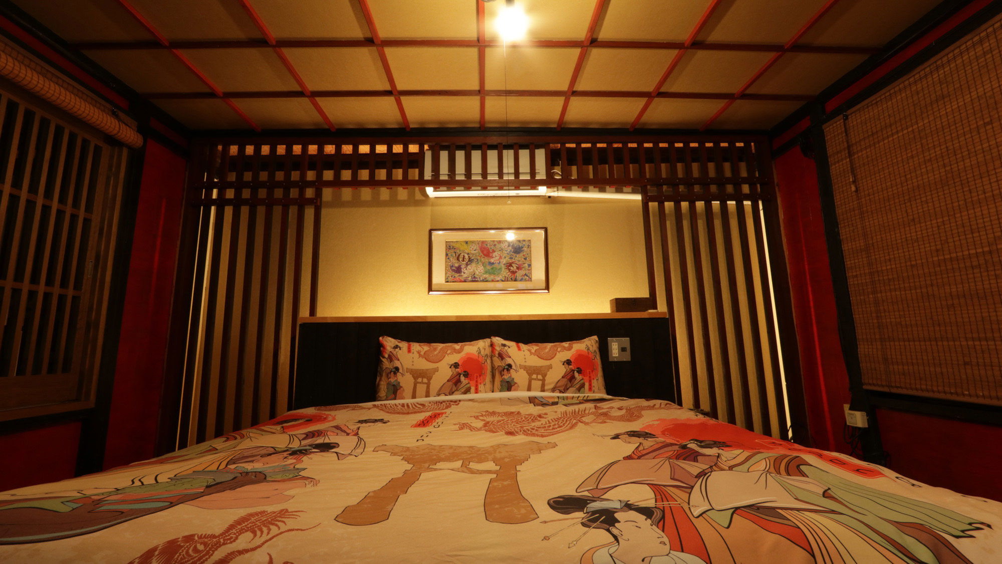 客室_三階はキングサイズベッドの寝室。気分は御殿様？ *