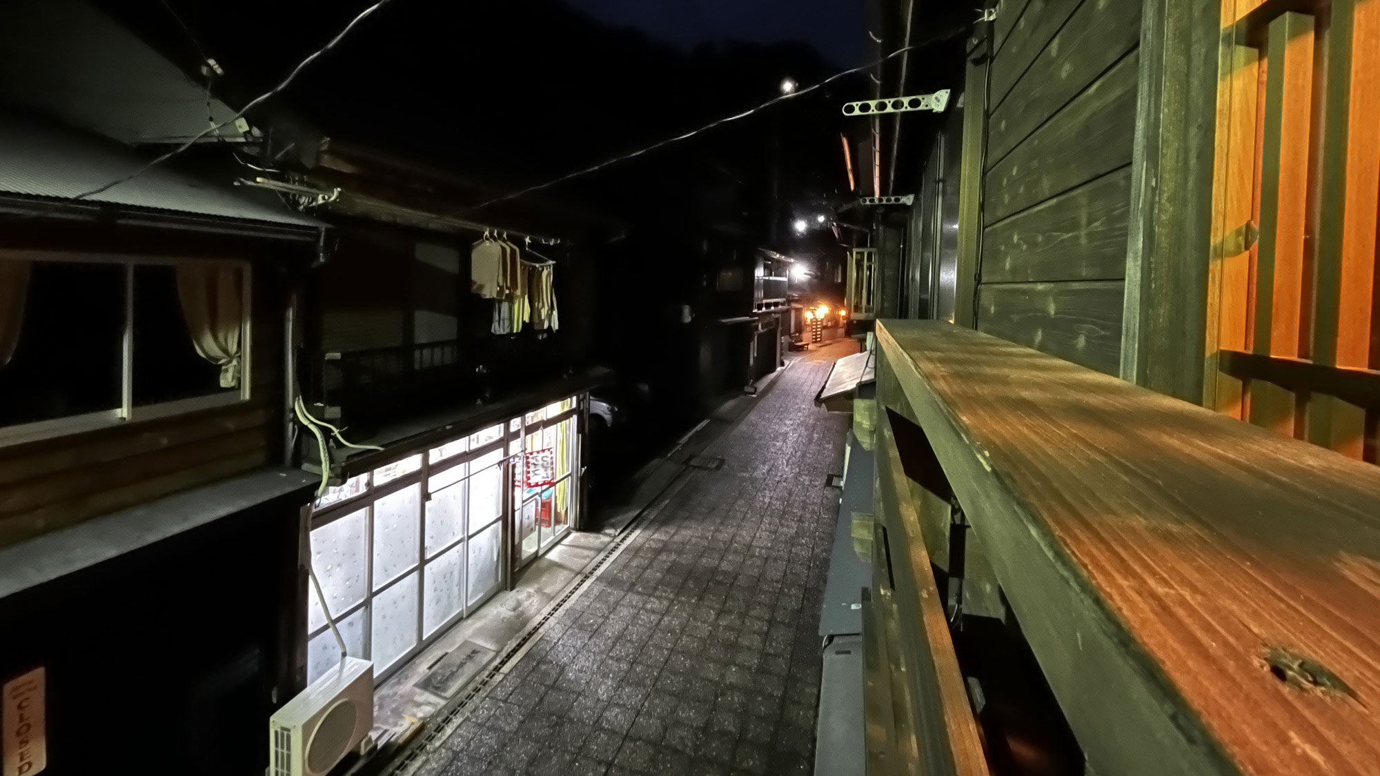 その他_夜の波浮の通りを二階より望む*