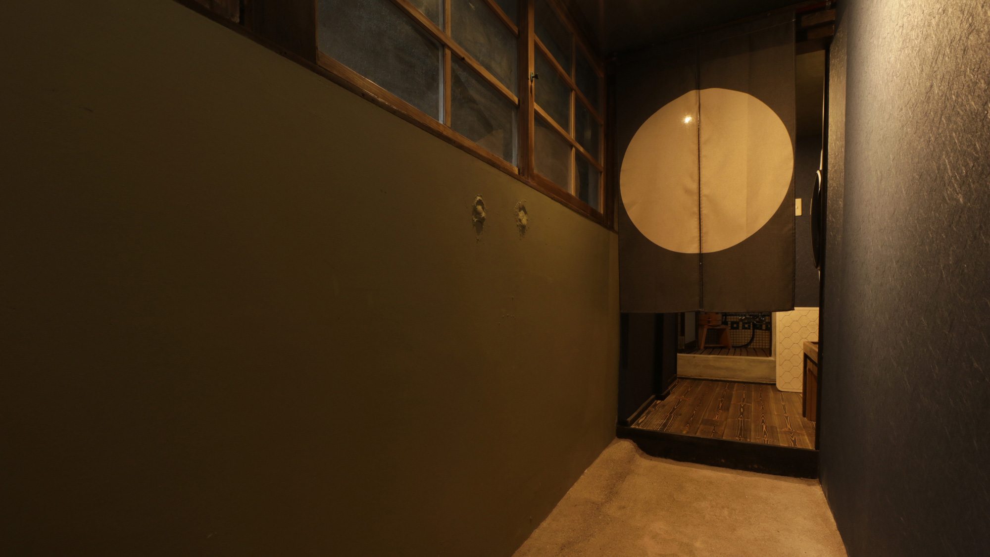 施設_浴室は建物向かいにある喫茶モンマルトル横の扉を開けた通路の先にあります*