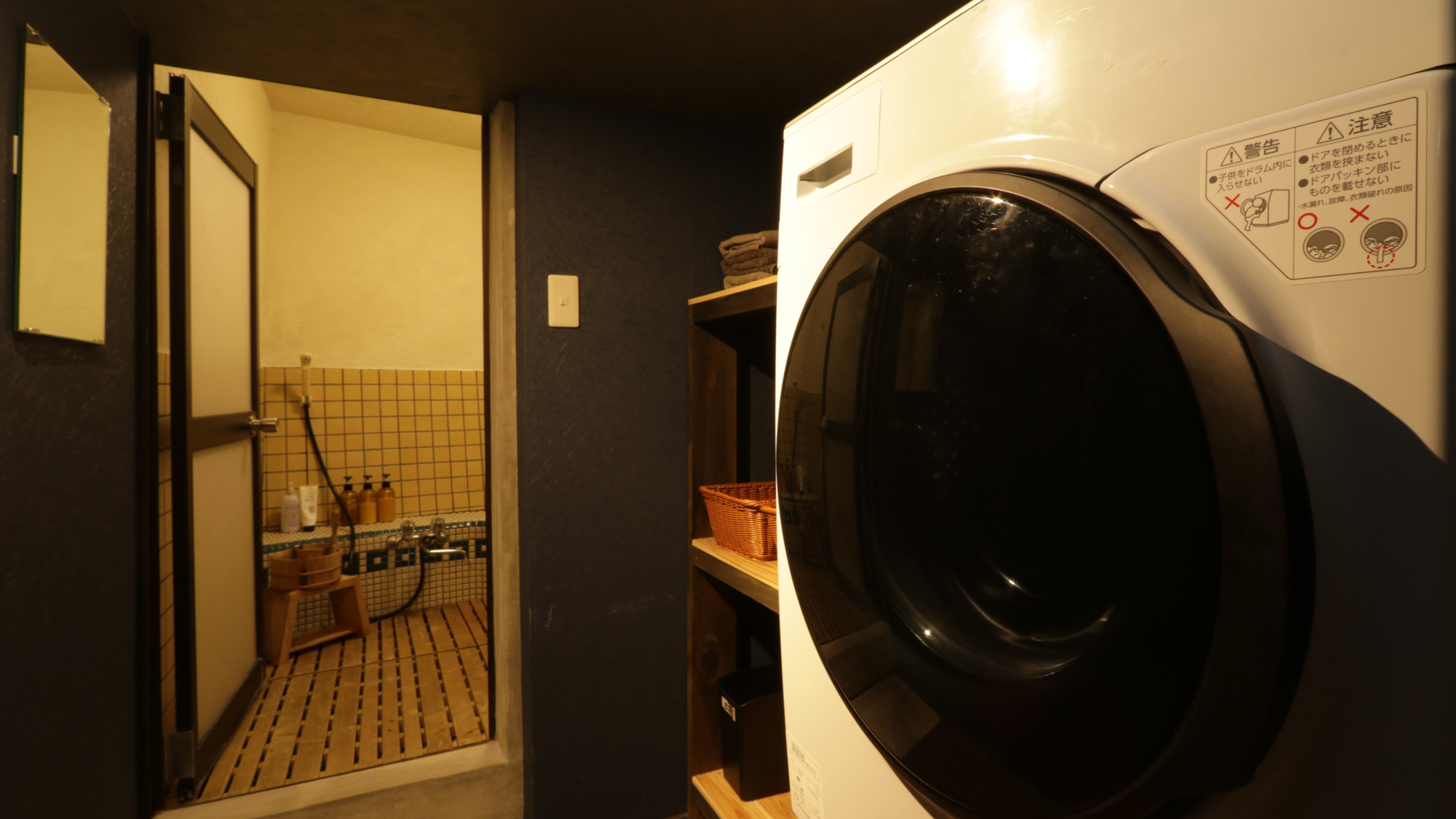 施設_浴室脱衣にはアメニティ、洗濯機がございます *