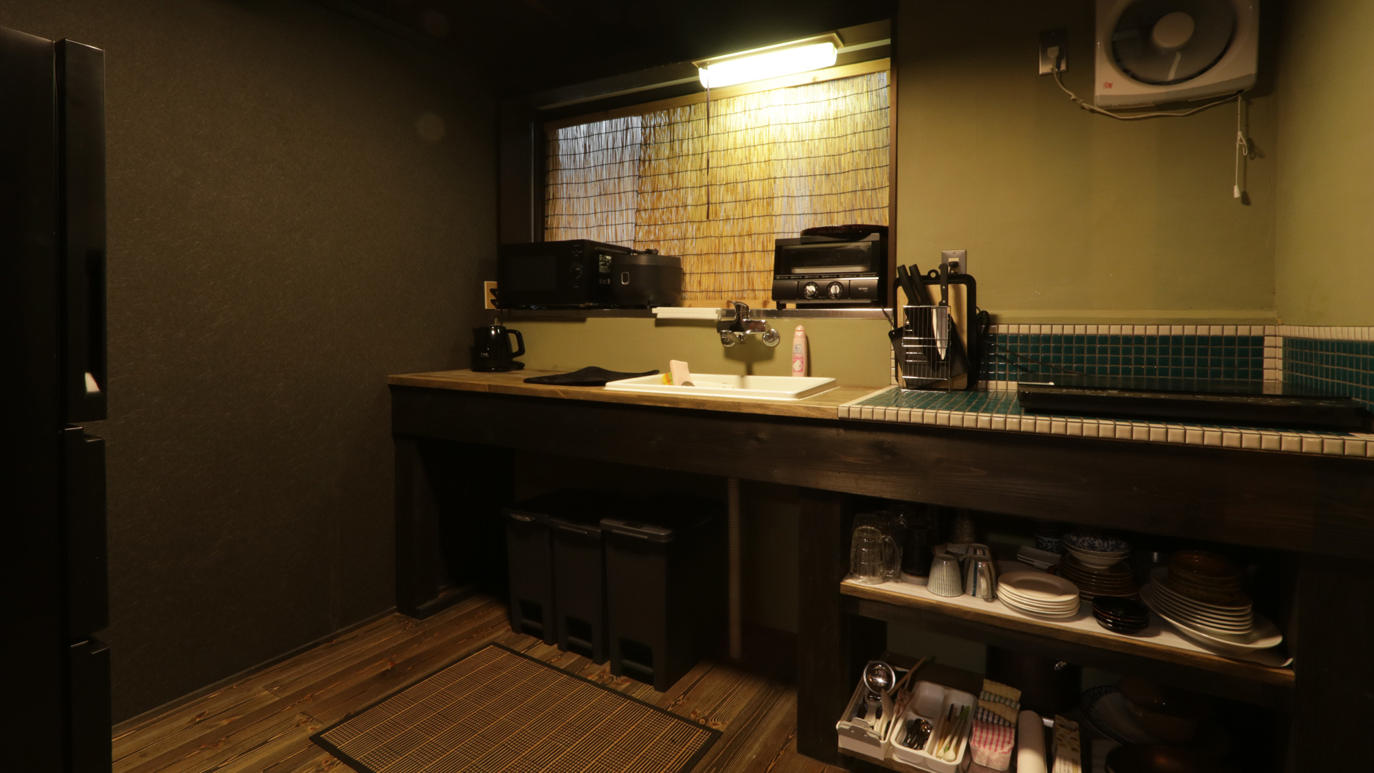 施設_一階のキッチンは軽い料理は一通りできるしっかりしたキッチンです*