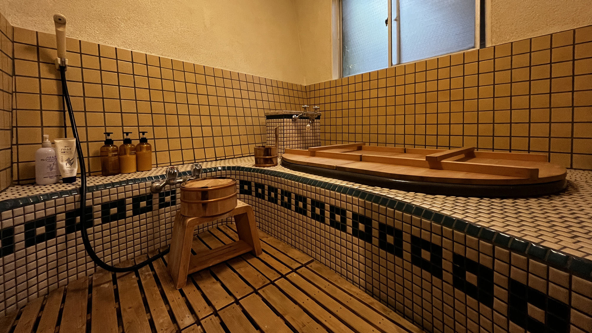 施設_浴室は五右衛門風呂を彷彿とさせる造り。実際は便利な追い焚き機能も付いたお風呂です*