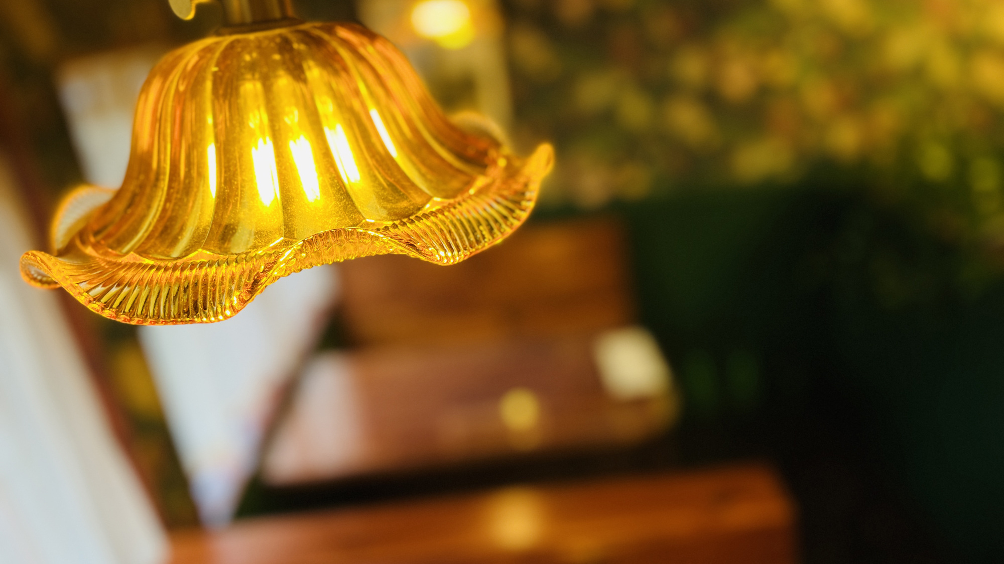 施設_喫茶モンマルトル_ボックス席からは通りを見下ろせます *