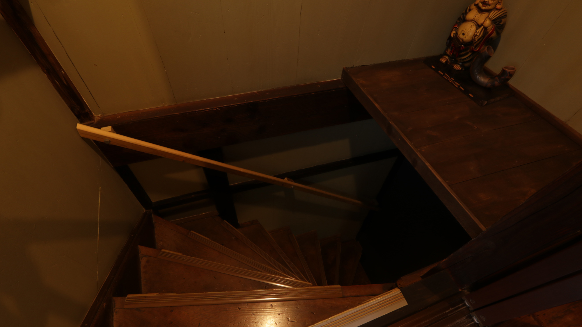 施設_三階への階段は急な階段*