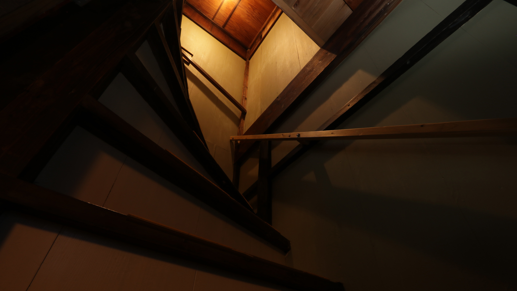 施設_三階への階段は急なのでお気をつけてお登りください*