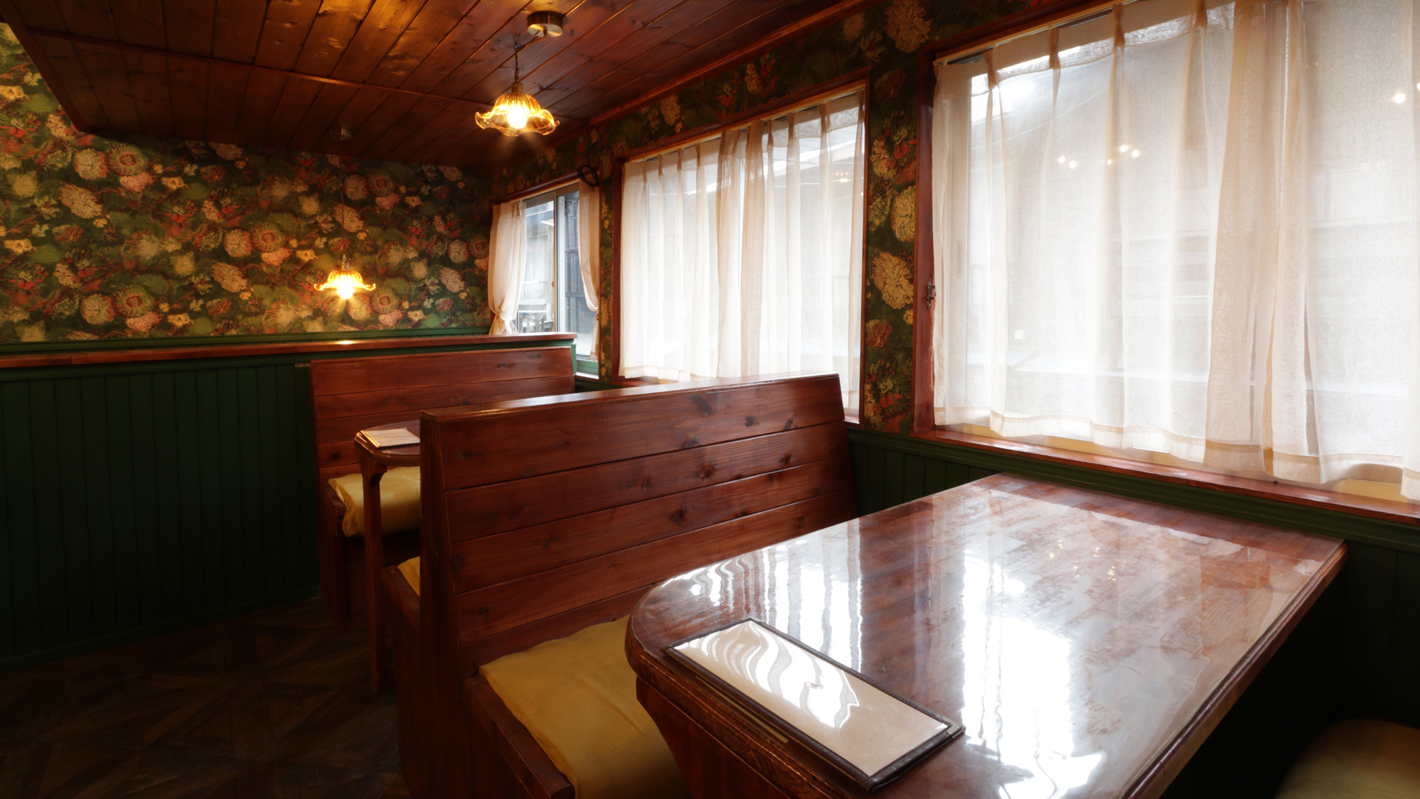 施設_喫茶モンマルトル_ボックス席からは通りを見下ろせます*