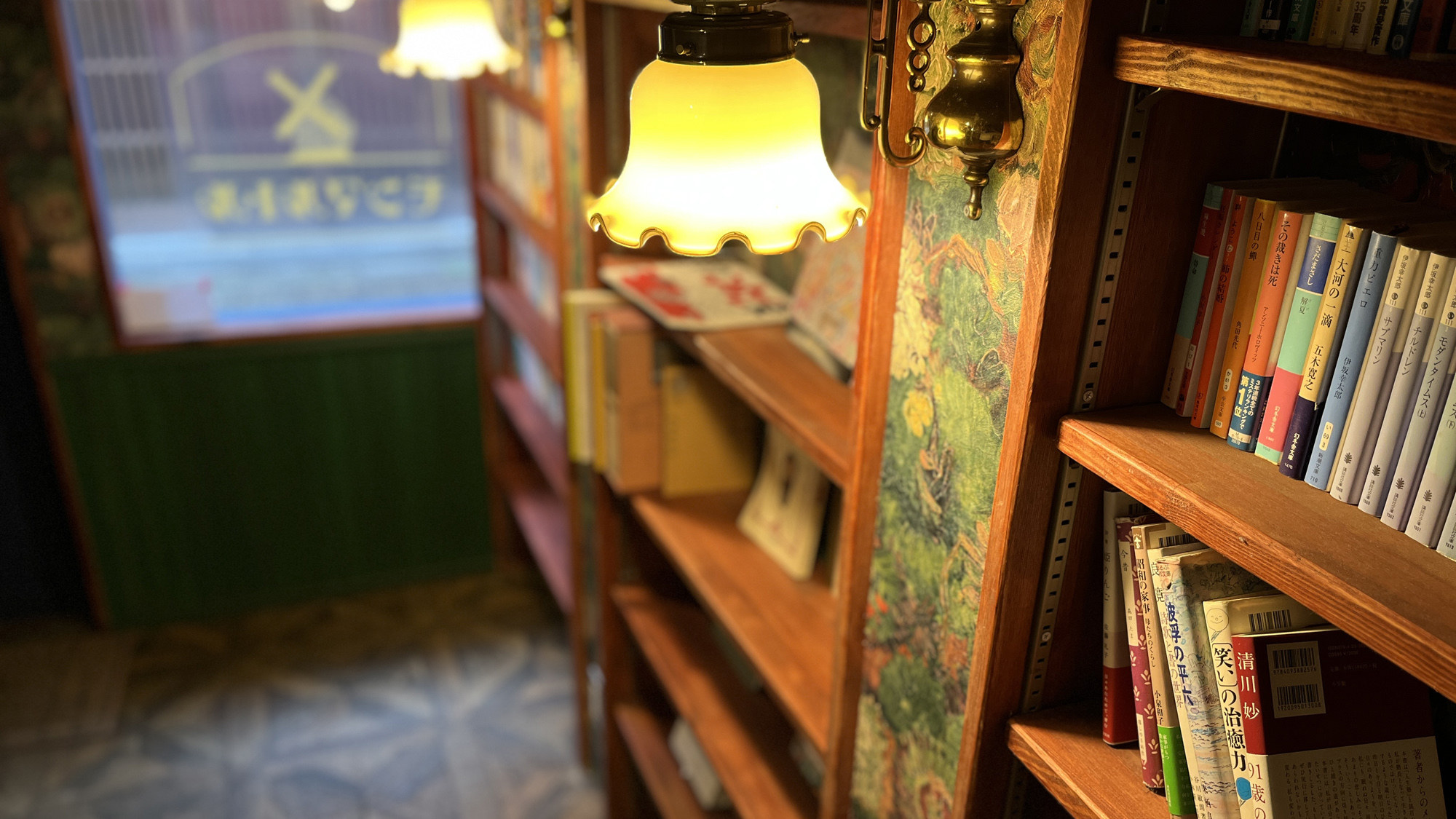 施設_喫茶モンマルトル_一階の読書スペースはレトロ感と雰囲気が最高！*