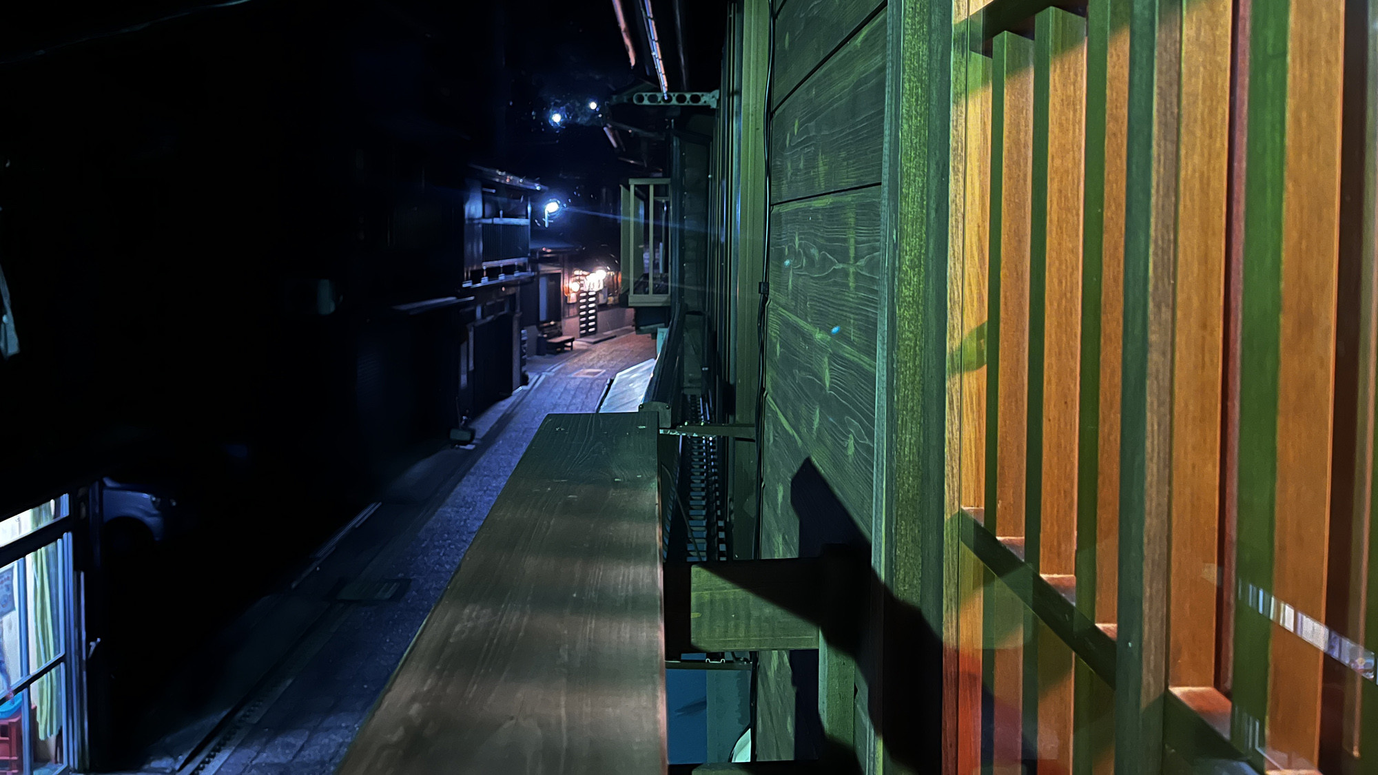 その他_夜の波浮の通りを二階より望む*