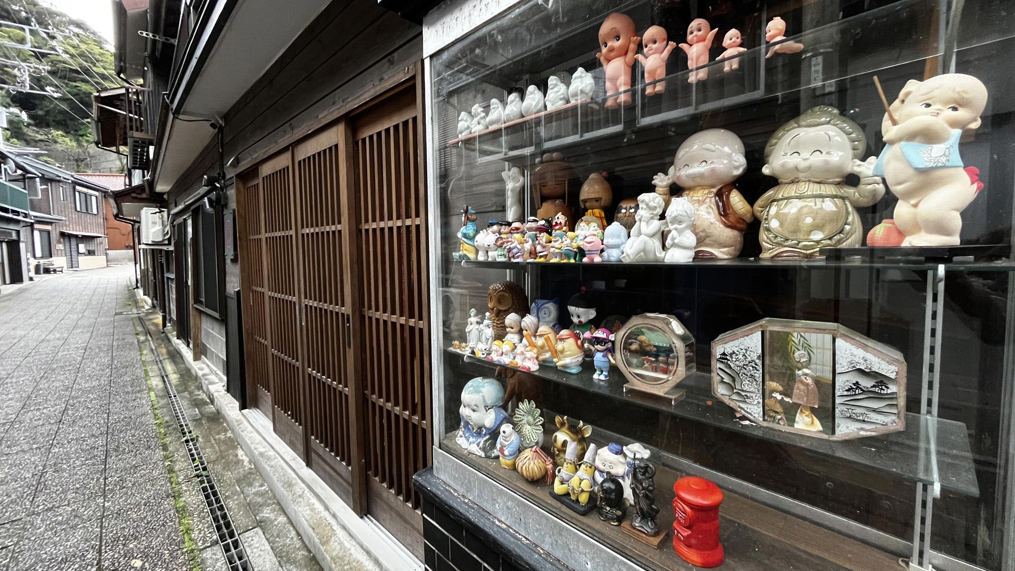 その他_玄関横のディスプレイには懐かしさを感じる置物が並びます*