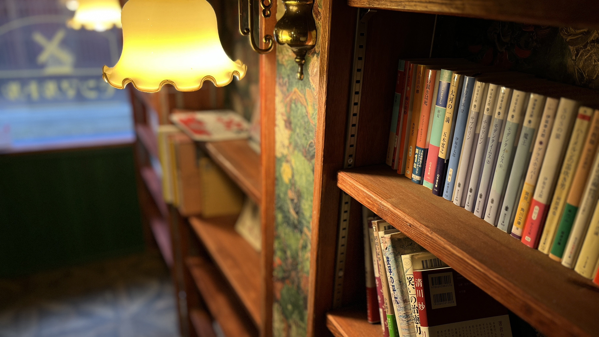 施設_喫茶モンマルトル_一階の読書スペースはレトロ感と雰囲気が最高！*