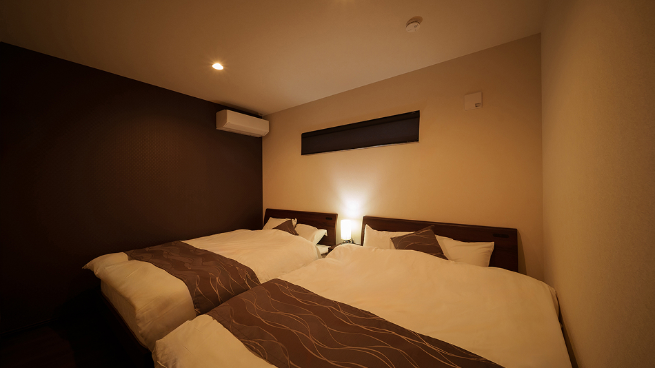 寝室　ダブルベッド２台