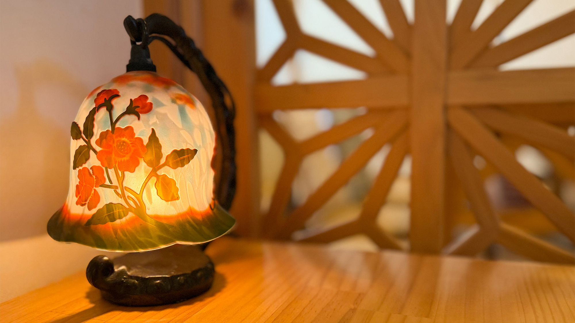 組子やステンドグラスを随所にちりばめたこだわりのお部屋