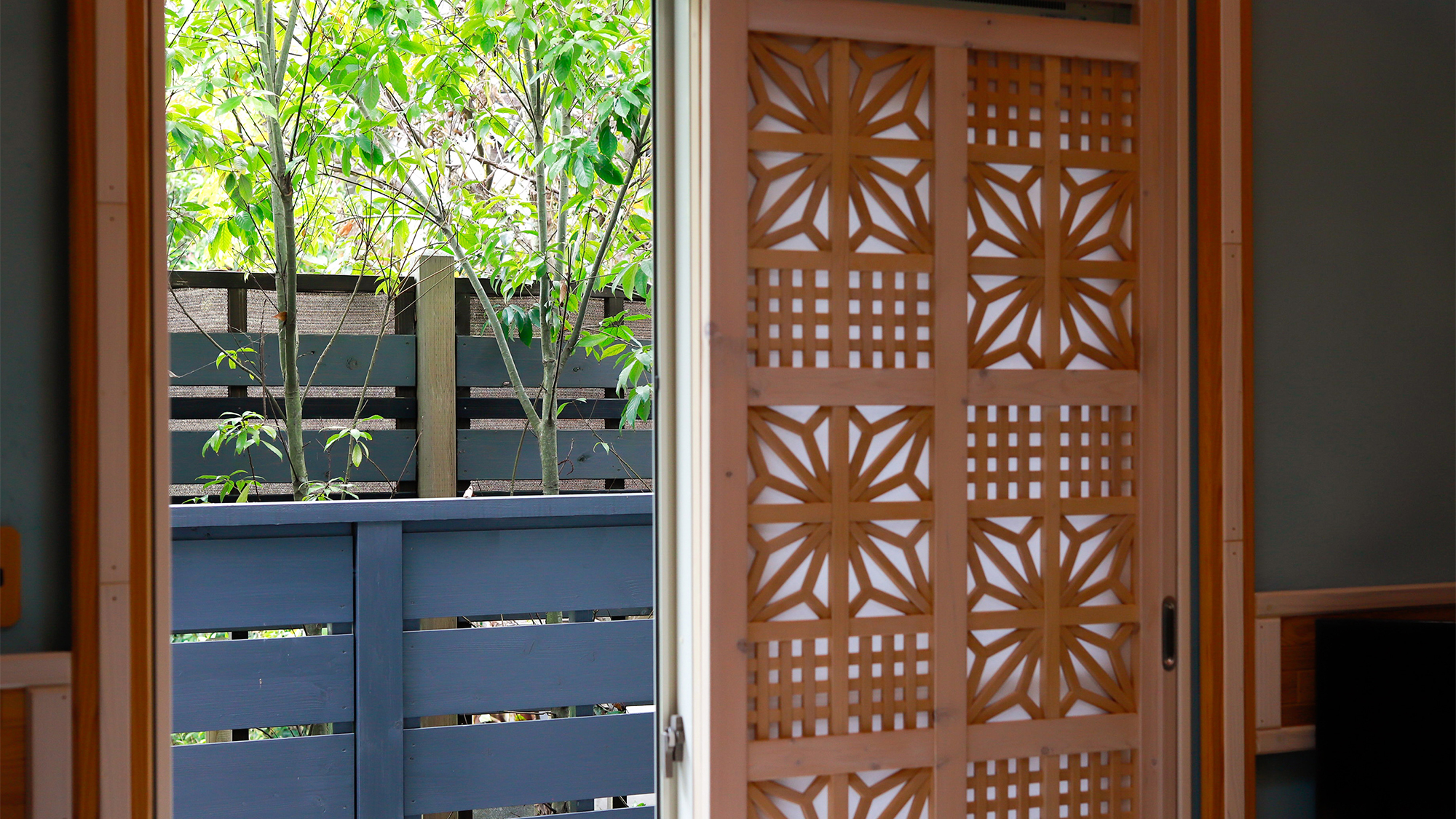 組子やステンドグラスを随所にちりばめたこだわりのお部屋