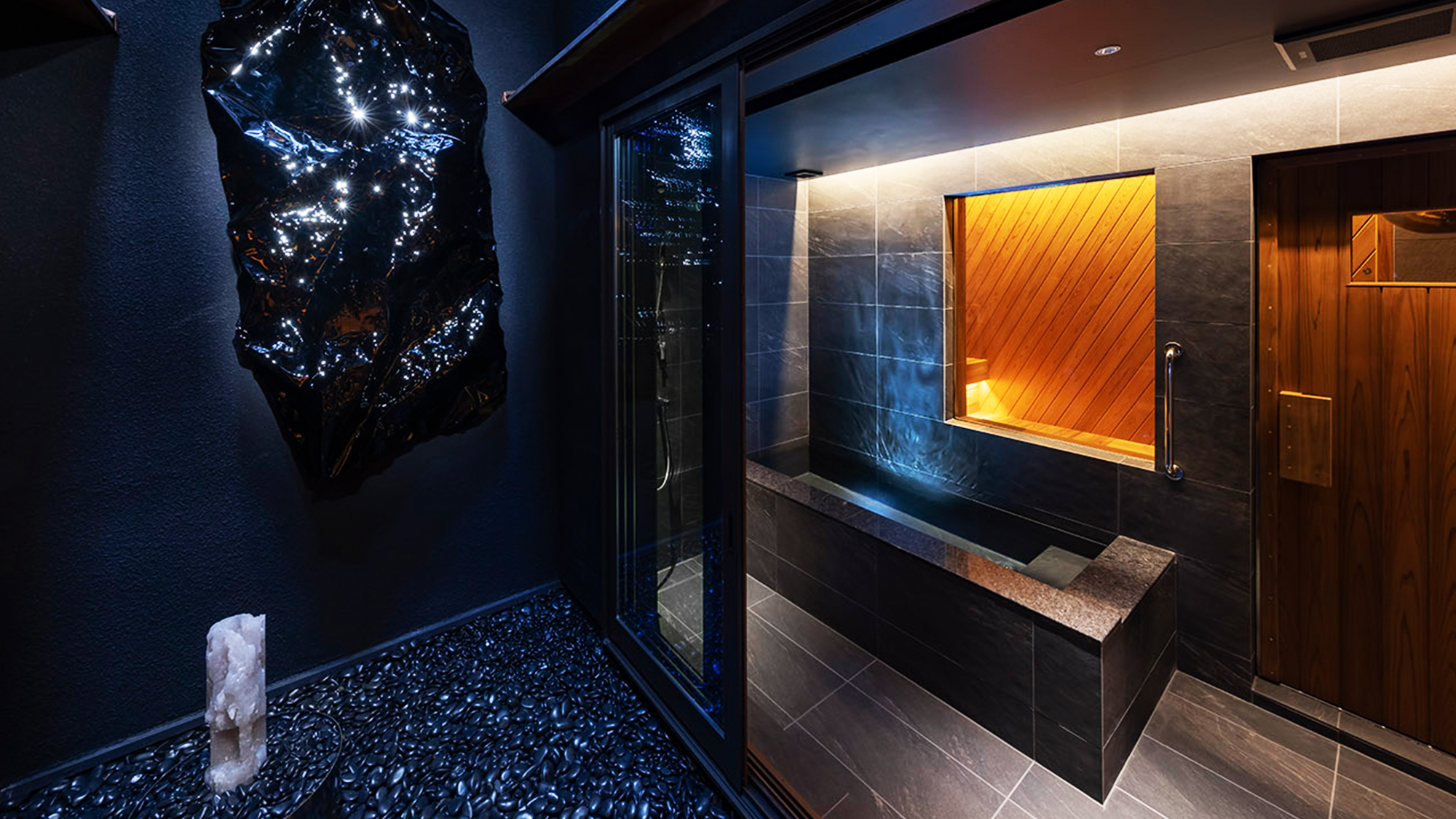 1階　中庭・水風呂