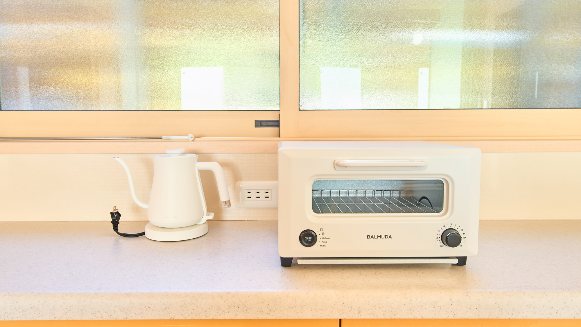 キッチン備品：電気ポット、トースター