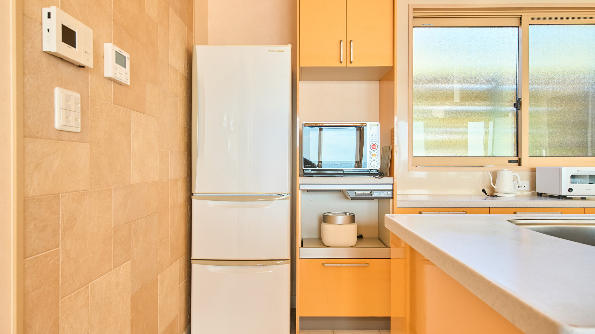 キッチン備品：冷蔵庫、電子レンジ、炊飯器
