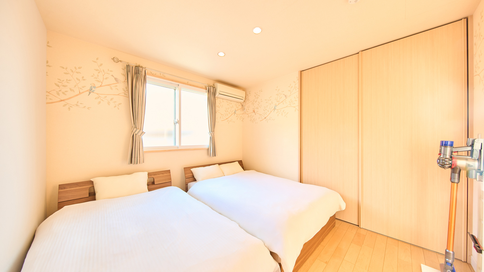 寝室：セミダブル1台、ダブルベッド1台