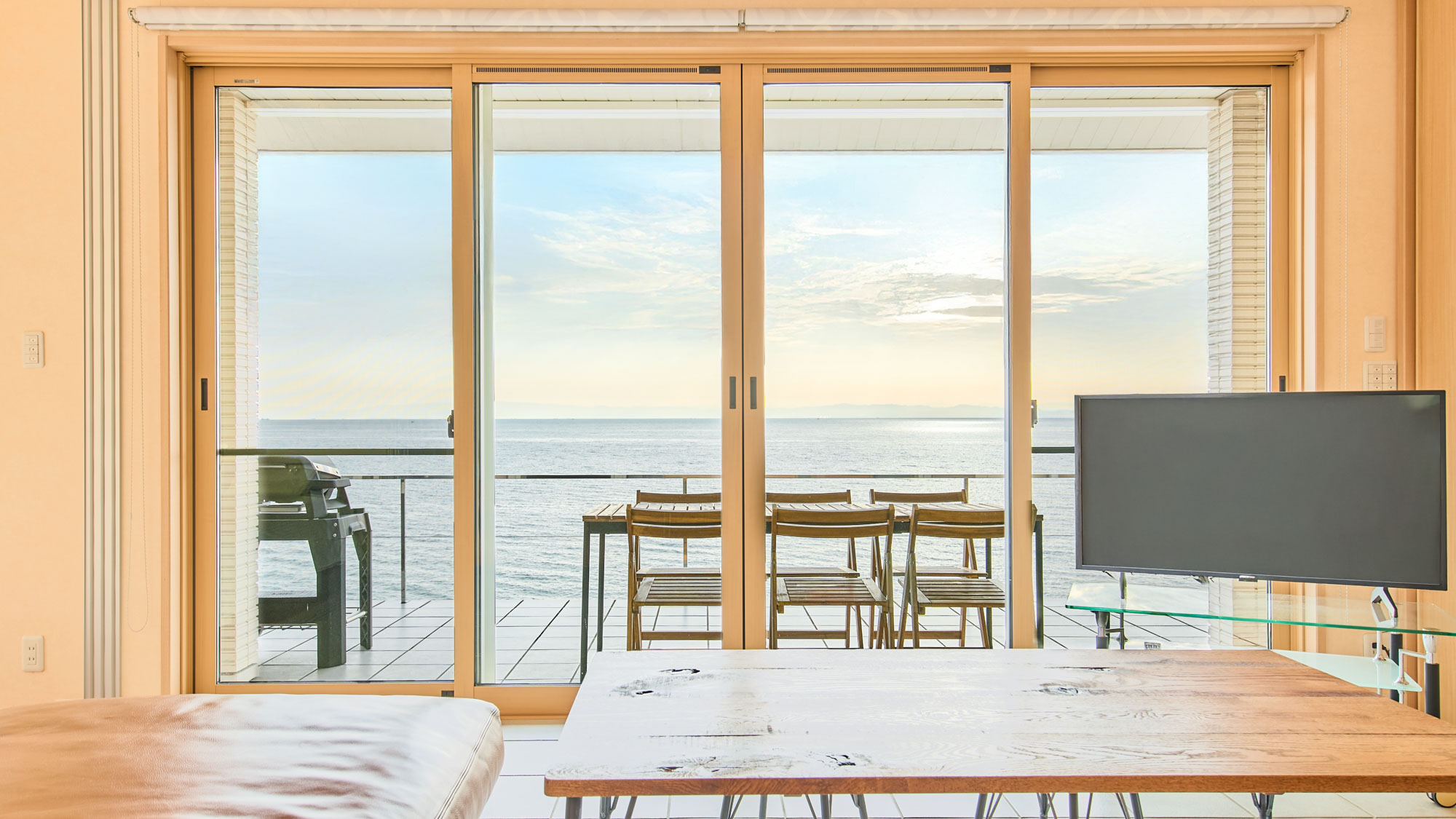 リビング：海が一望できます