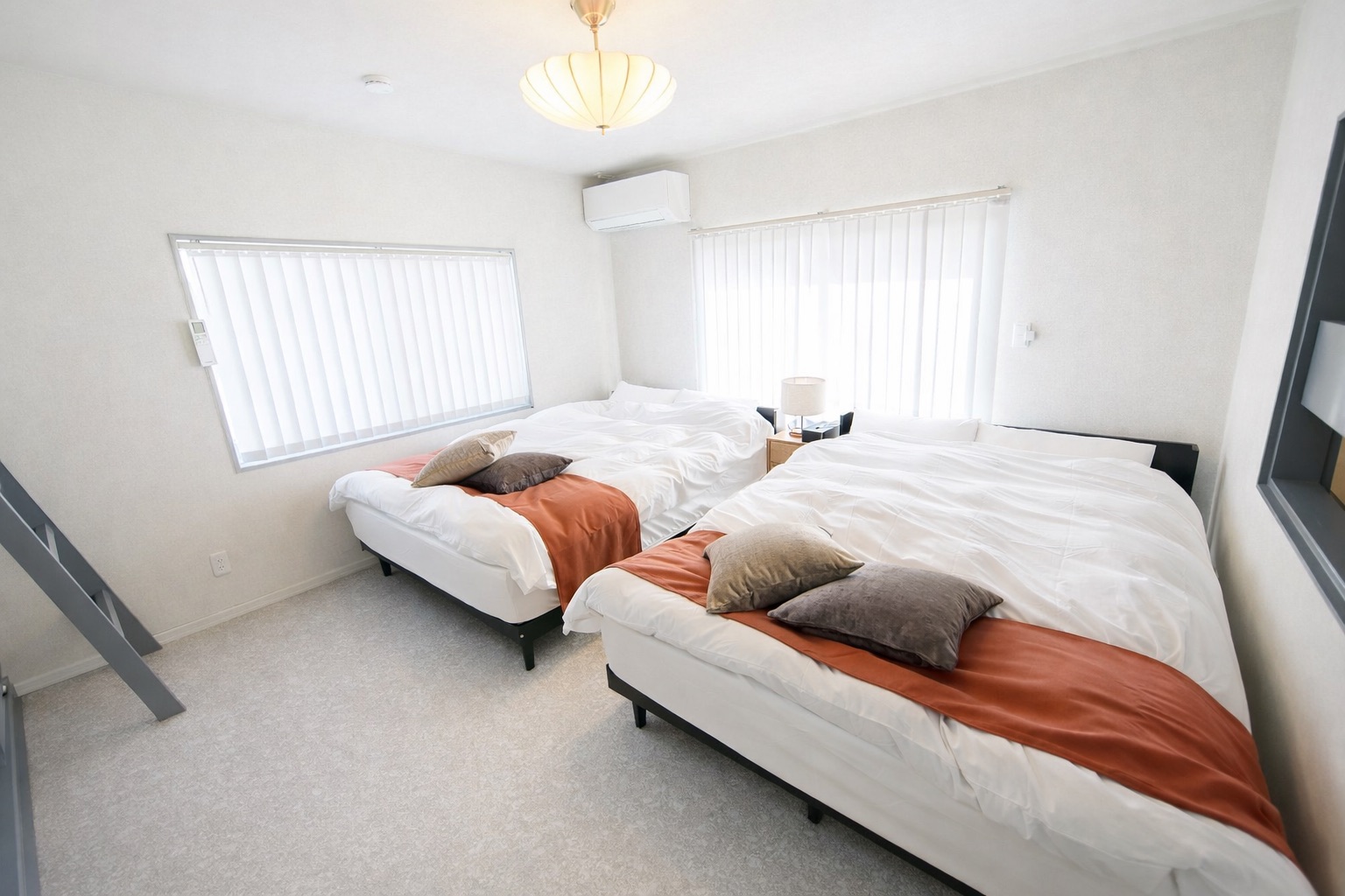 落ち着いた色調で整えたベッドルーム。上質な寝具と静かな環境で、心身をゆっくり休められる空間です。