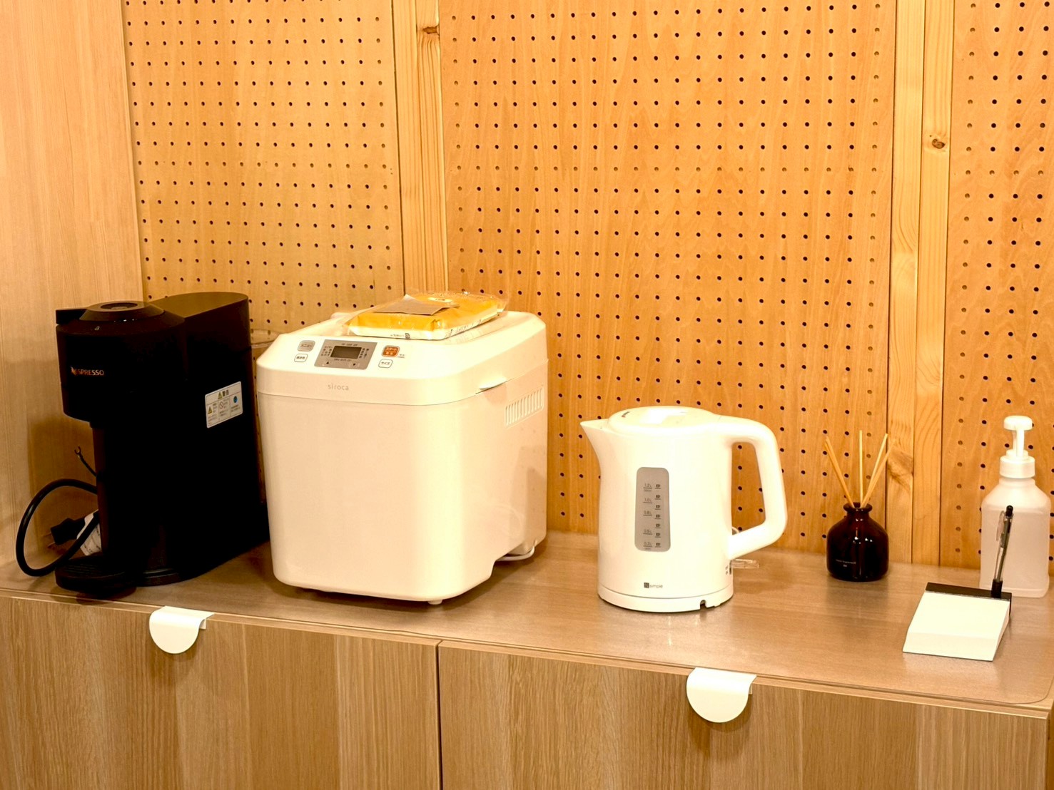 ネスプレッソマシン、パンメーカー、電気ケトル