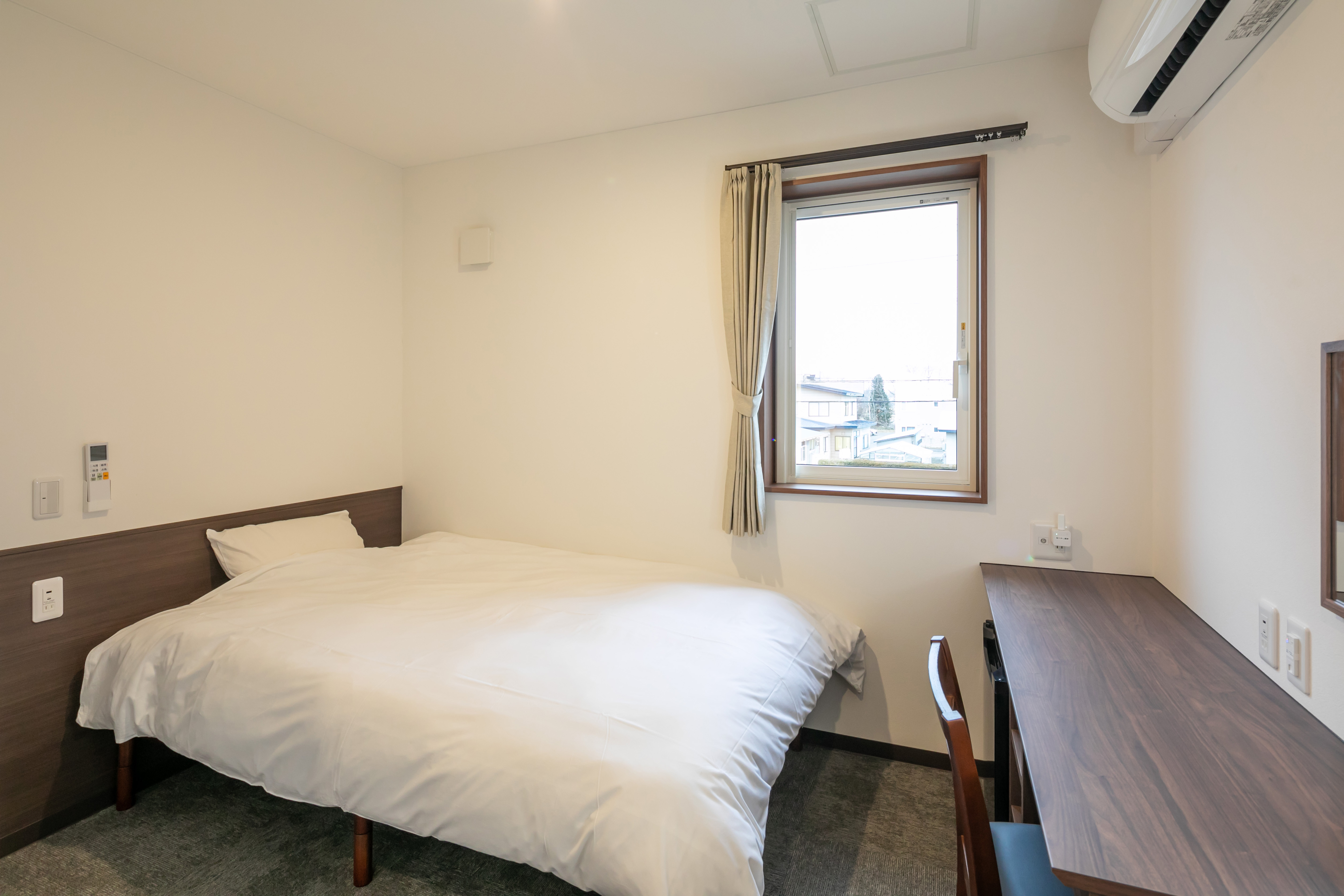 ＜禁煙＞セミダブルルーム（120㎝ベッド設置）