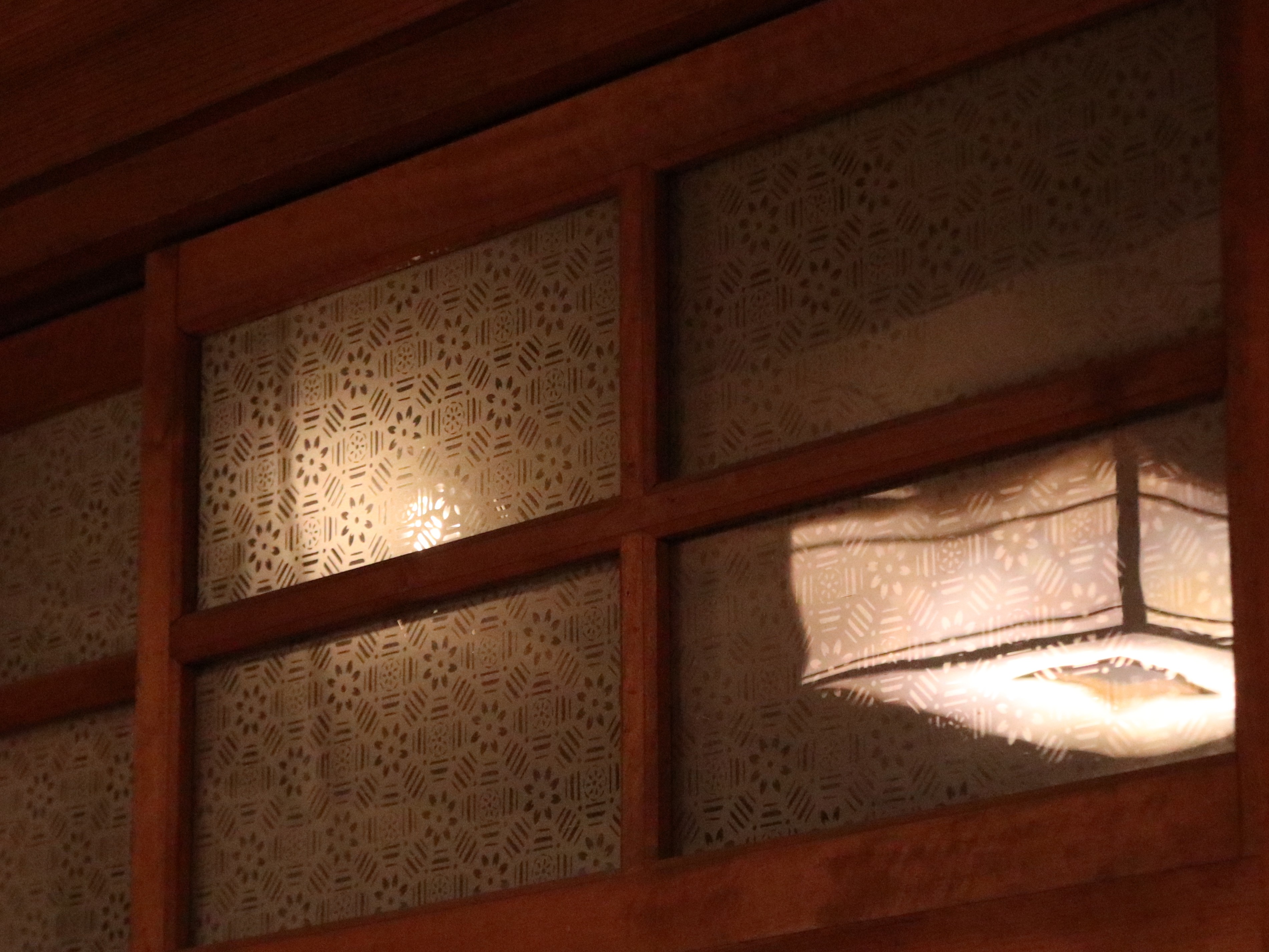 手造りの紋様の大正硝子