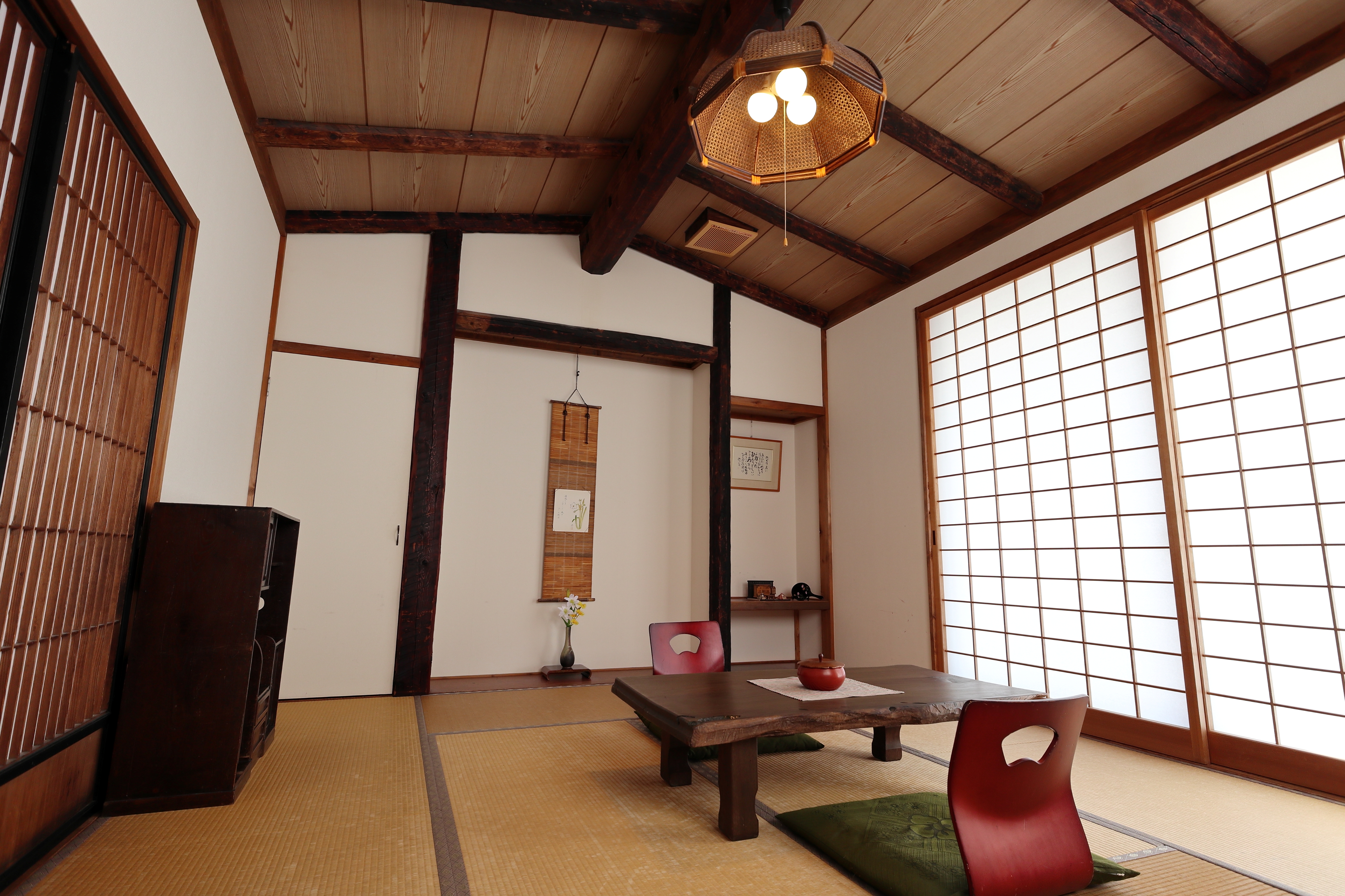 宿泊室の一例「蔵の間」　古材を組み入れ蔵座敷をイメージした落ち着いた雰囲気　※部屋タイプの指定不可