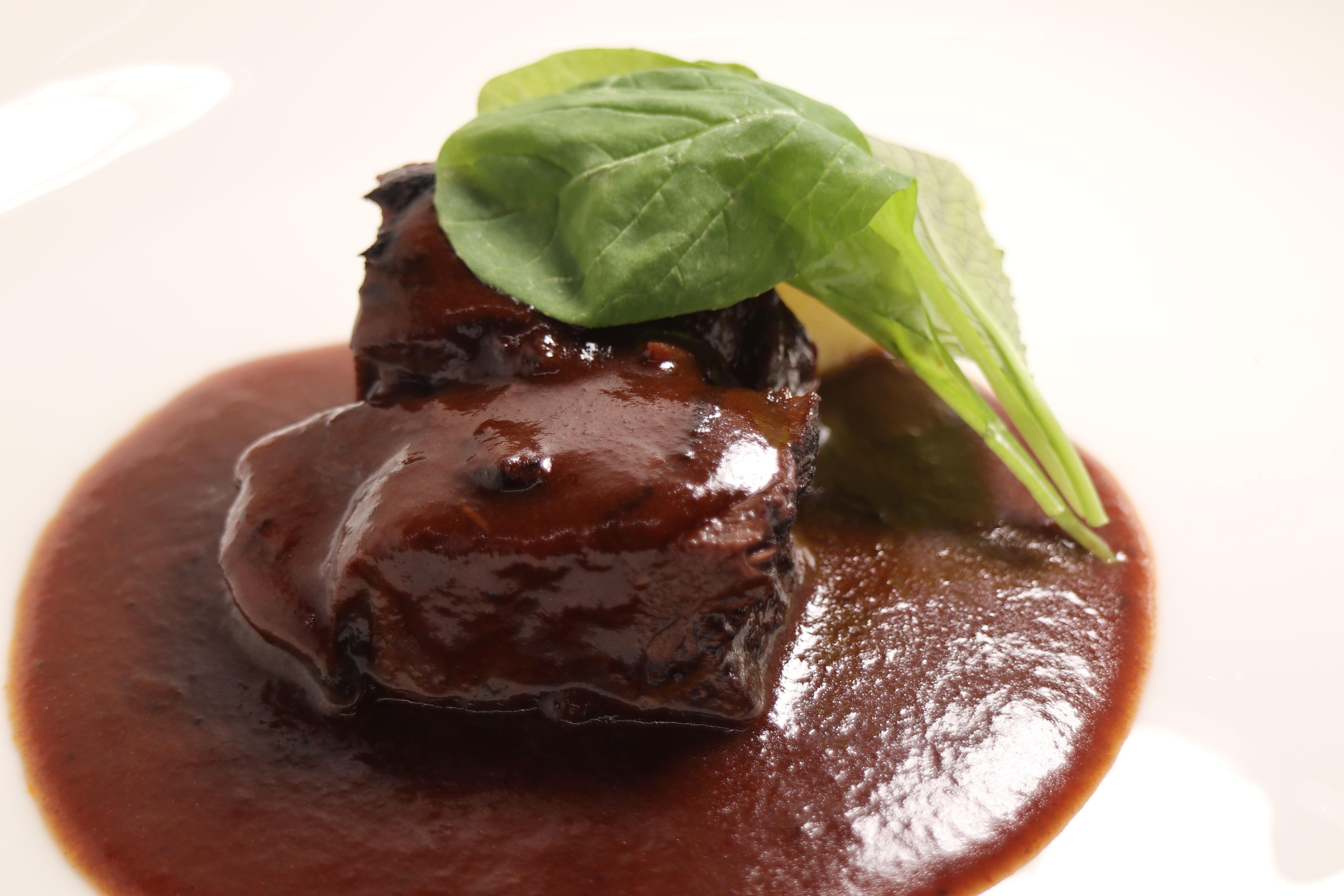 季節料理の一例：牛スネ肉の赤ワイン煮　冬