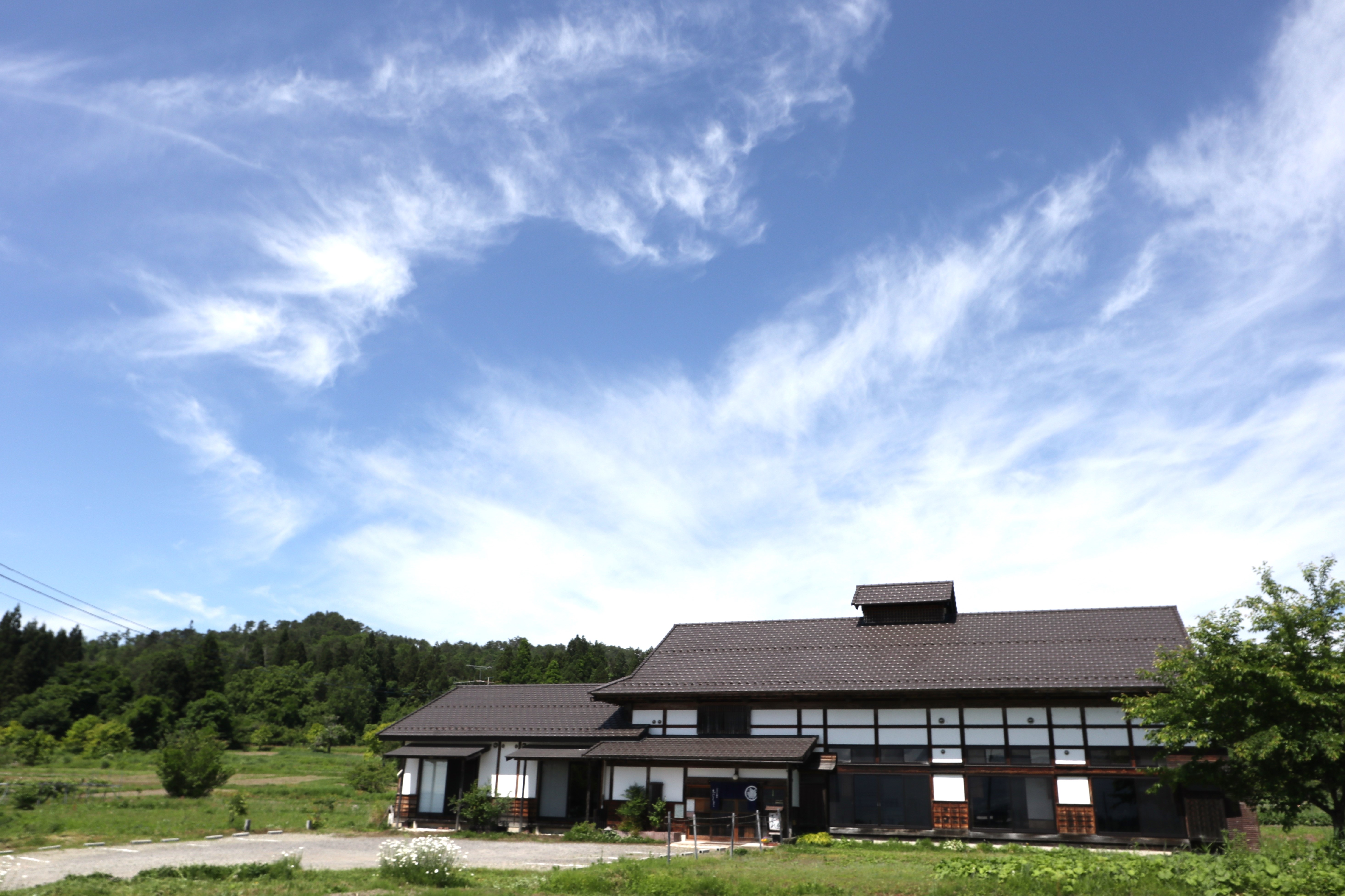 田んぼと畑に囲まれた、里山にたたずむ古屋敷。　