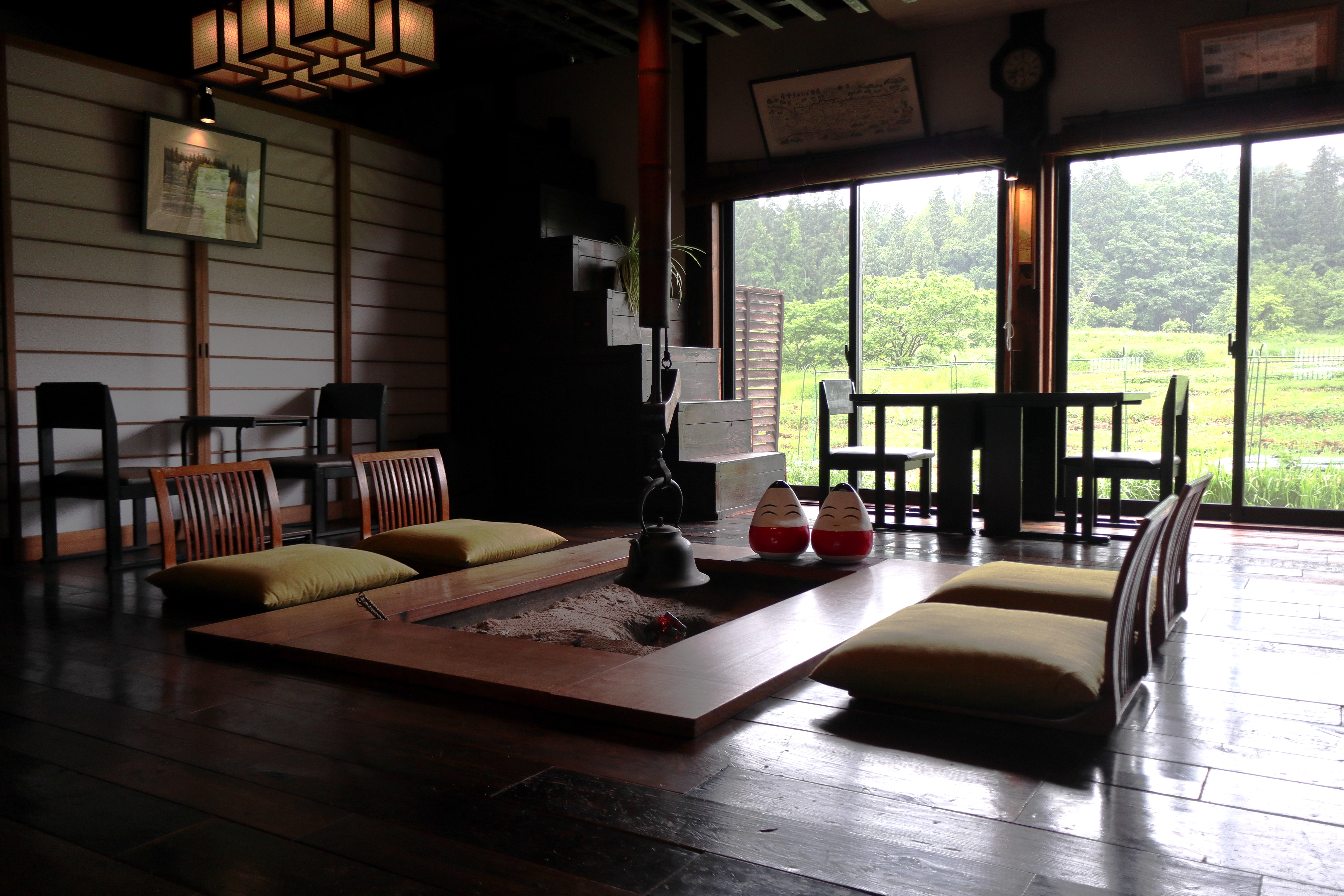 大いろりはロビーとして解放しております。ご滞在中の談笑や読書、食後のデザート、喫茶や夕食前後の一献なども提供しております。