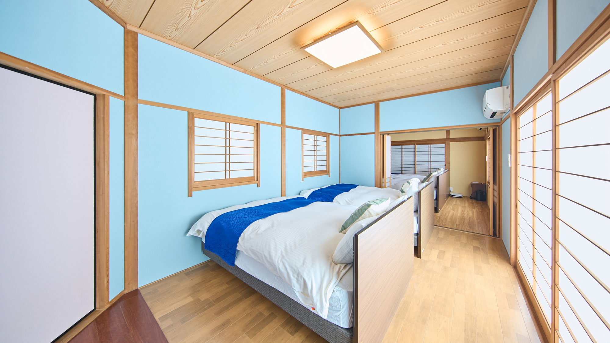 寝室：ダブルベッド2台（パーテーションで区切り可能）