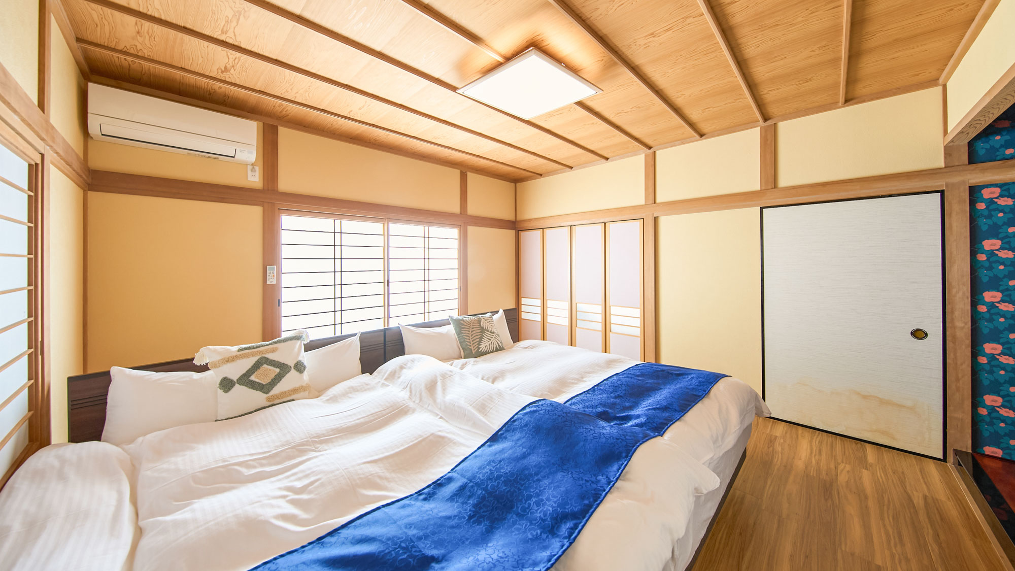 寝室：ダブルベッド2台（パーテーションで区切り可能）