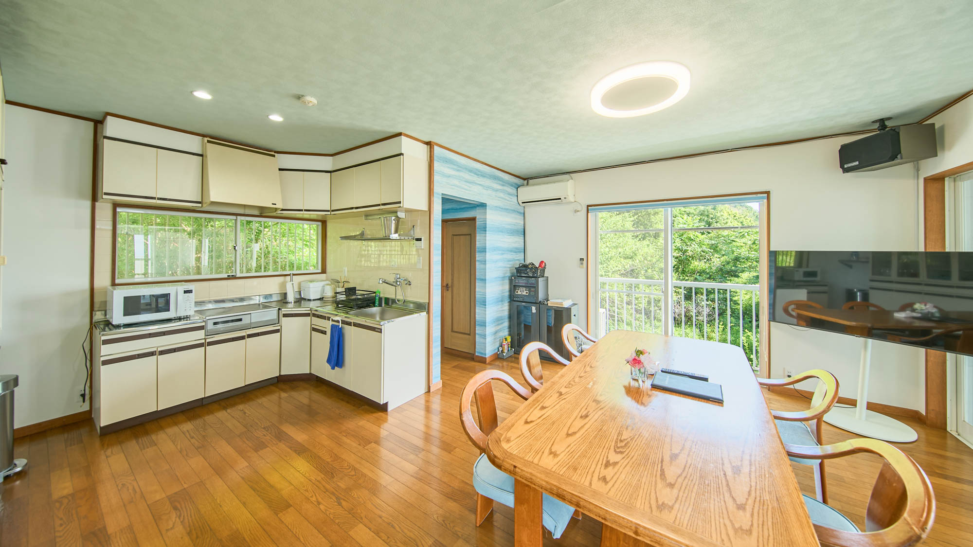 キッチン・リビング全景