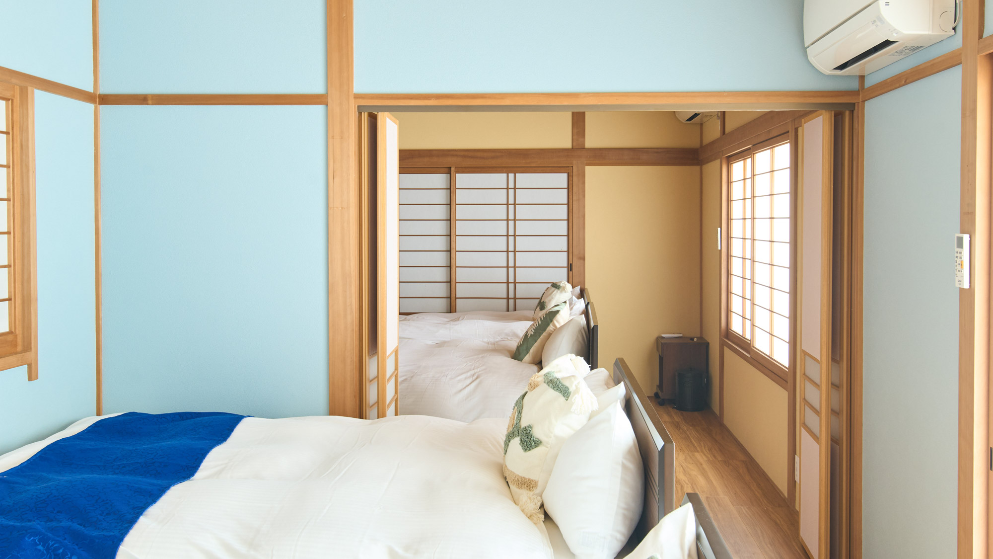 寝室：ダブルベッド2台（パーテーションで区切り可能）