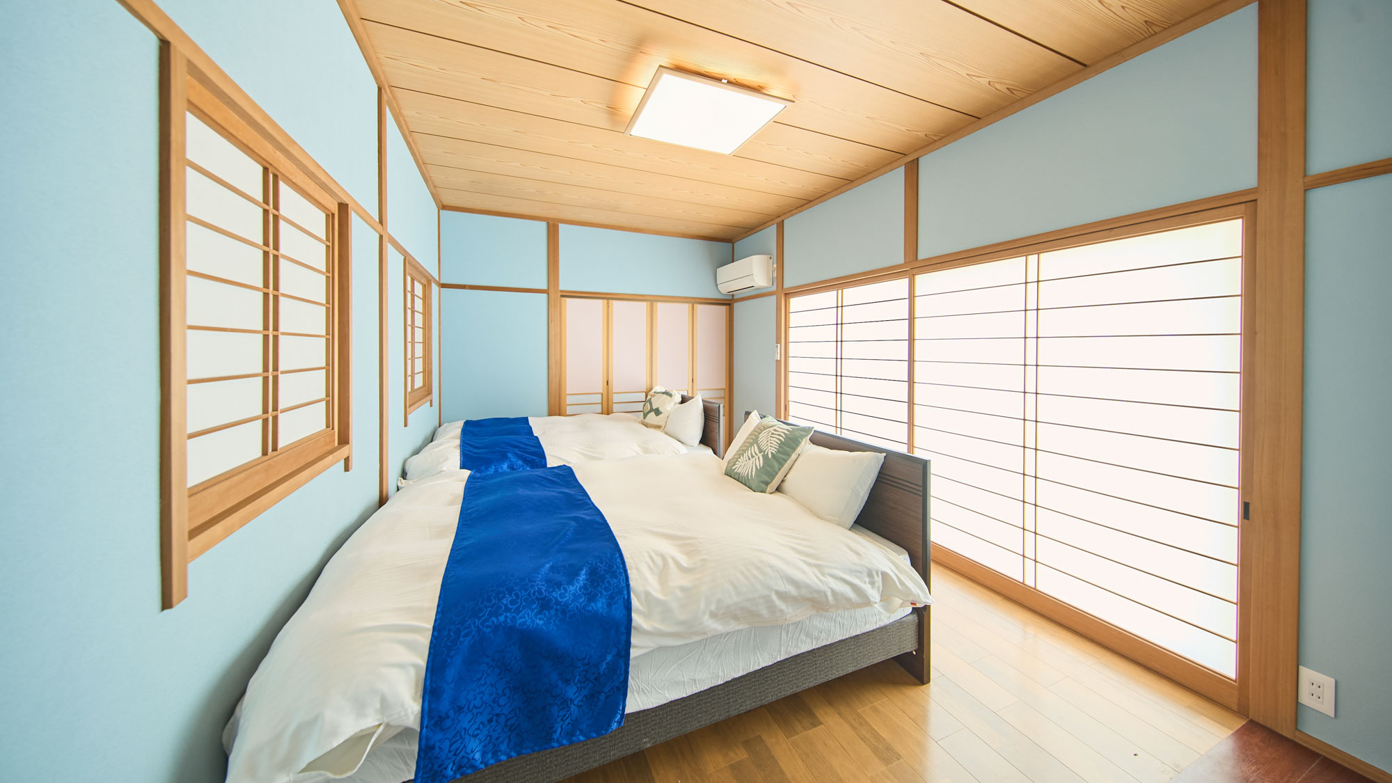 寝室：ダブルベッド2台（パーテーションで区切り可能）