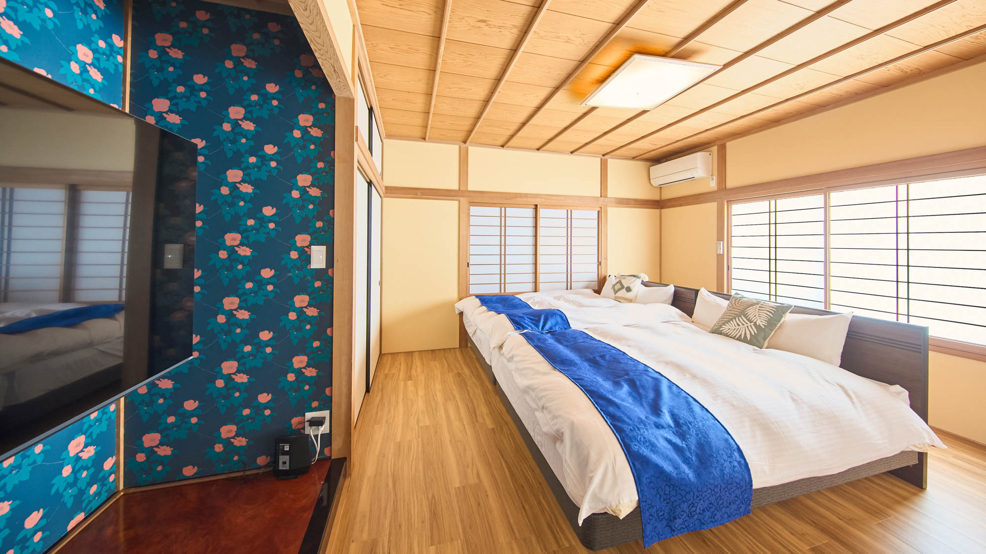 寝室：ダブルベッド2台（パーテーションで区切り可能）