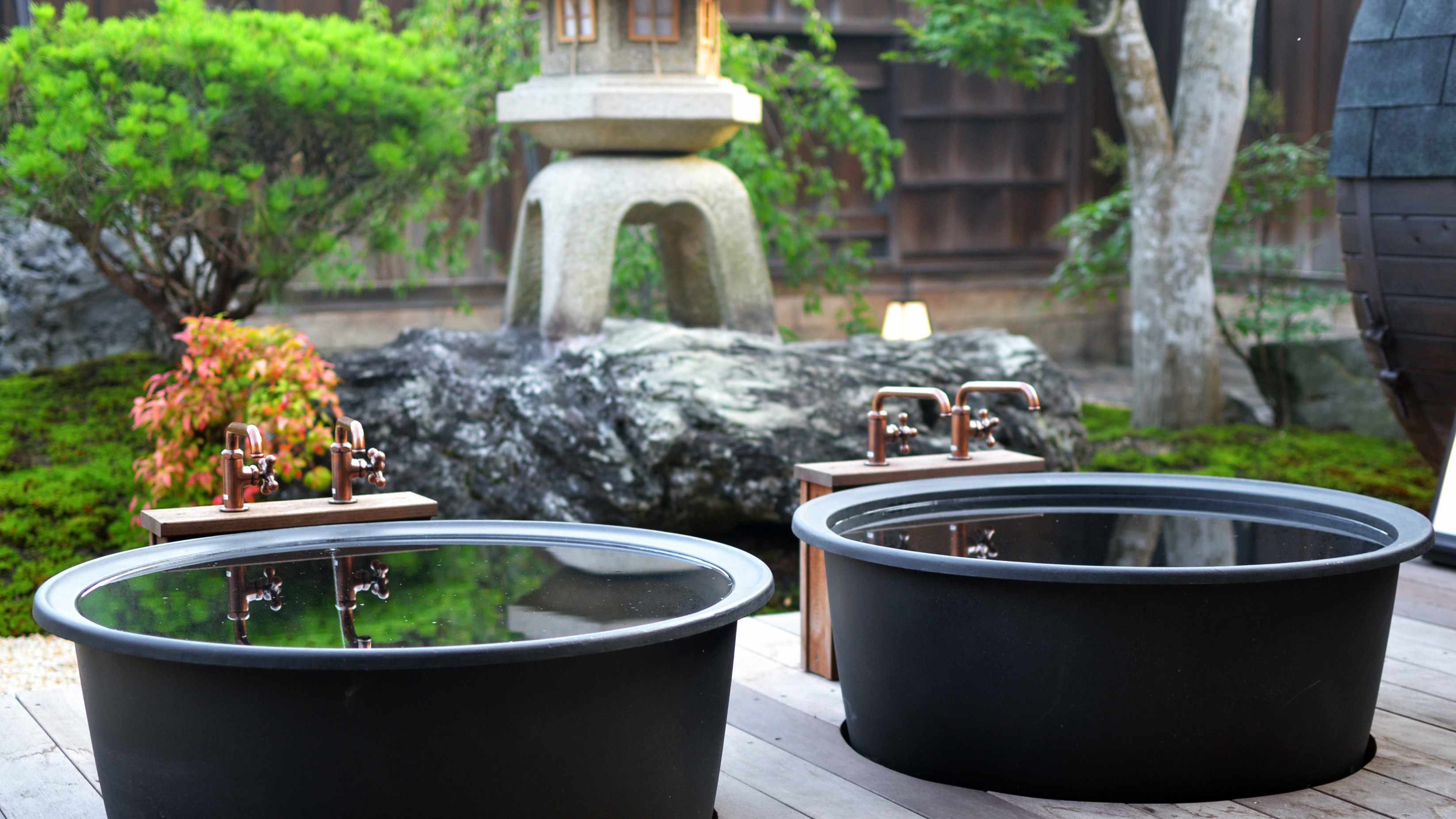 ～2つの陶器風呂～好みの温度の水風呂をおつくりいただけます。