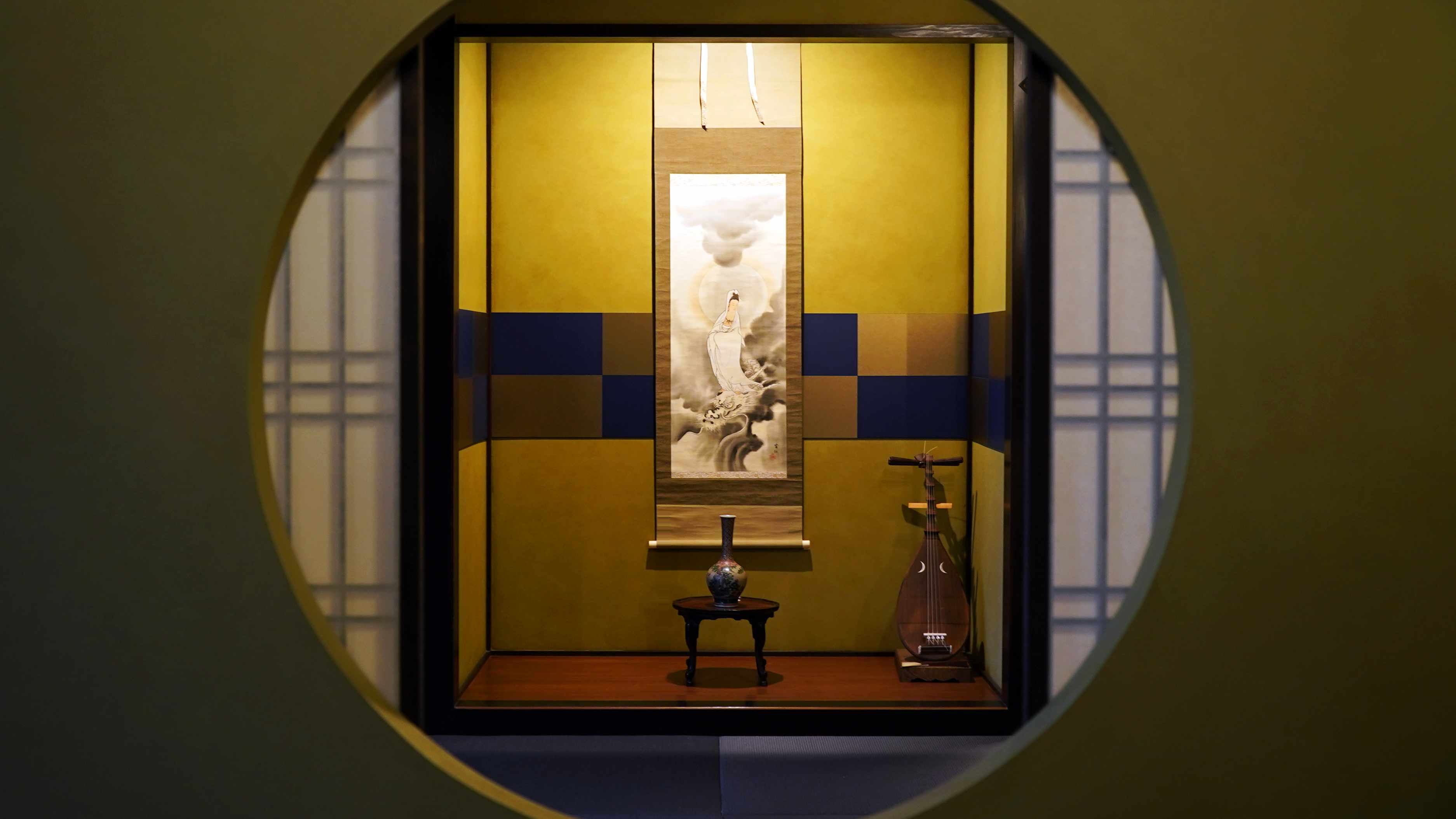 ～玄関側から寝室の掛け軸を～かわいくくりぬいた丸窓からのぞく。