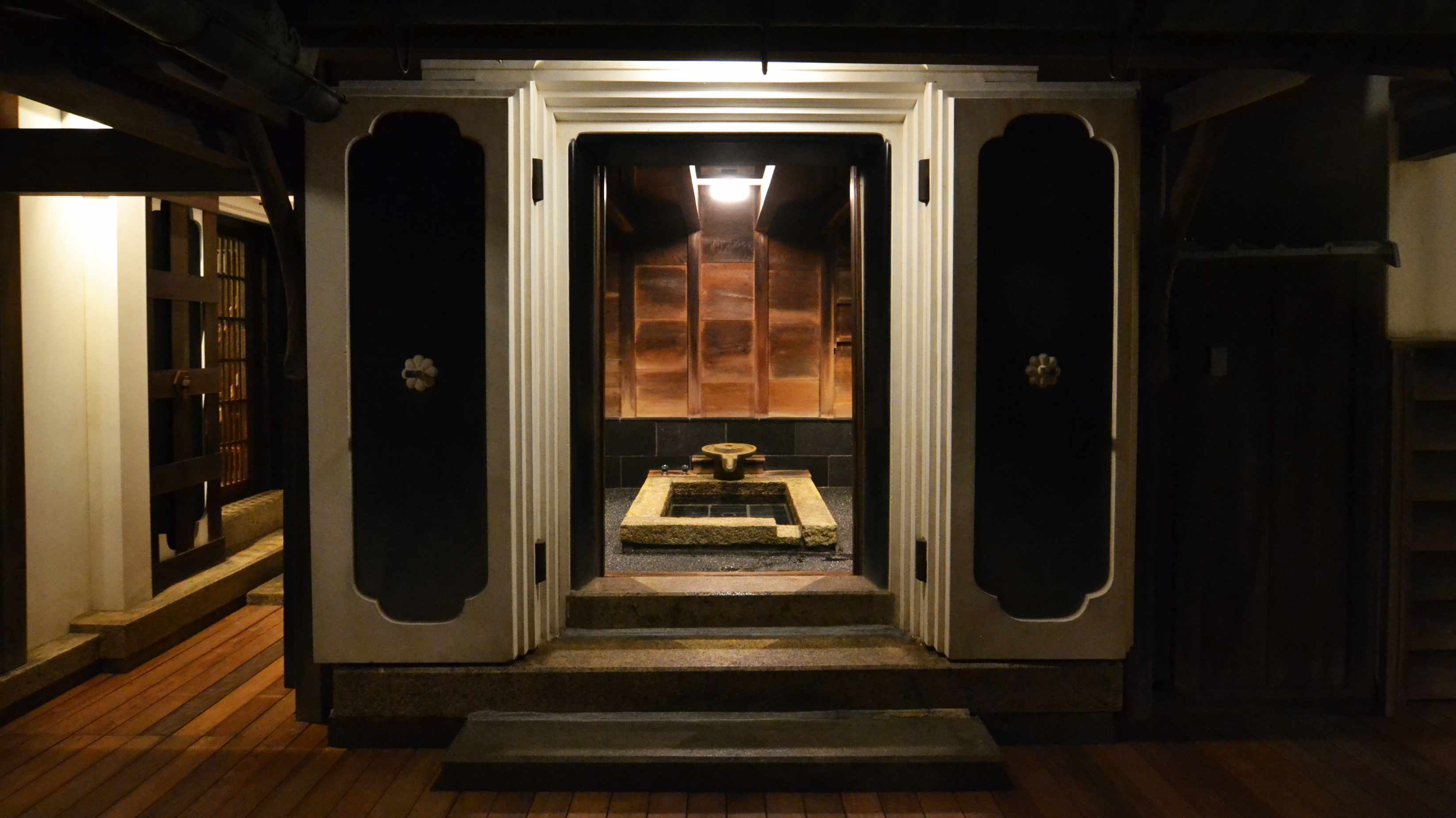 ～蔵の中にたたずむ風呂、デッキでつながるサウナと行き来してお愉しみください～