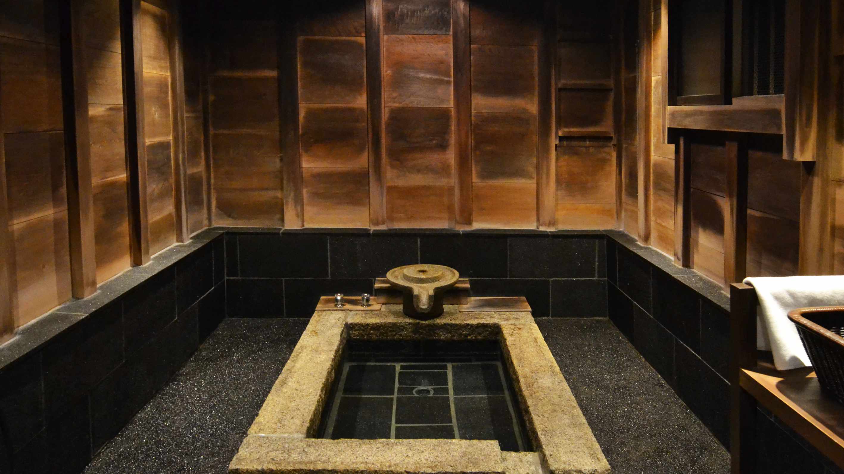 ～蔵の中にたたずむ石造りの浴槽、ここでしか味わえない空気感をどうぞ～
