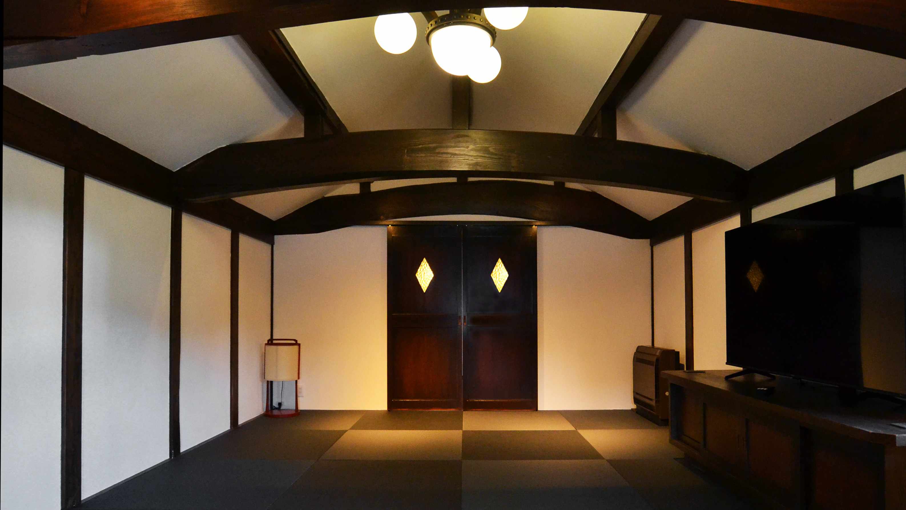 ～リビング棟の2階スペースには大型テレビと畳スペース、3名様以上はこちらに布団を敷きます～