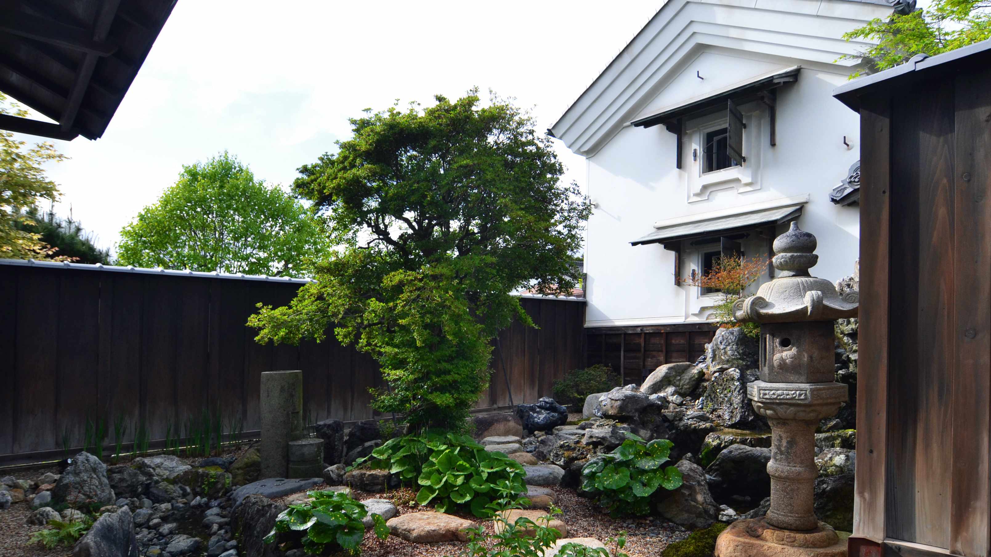 ～敷地を流れる川と巨岩の滝～