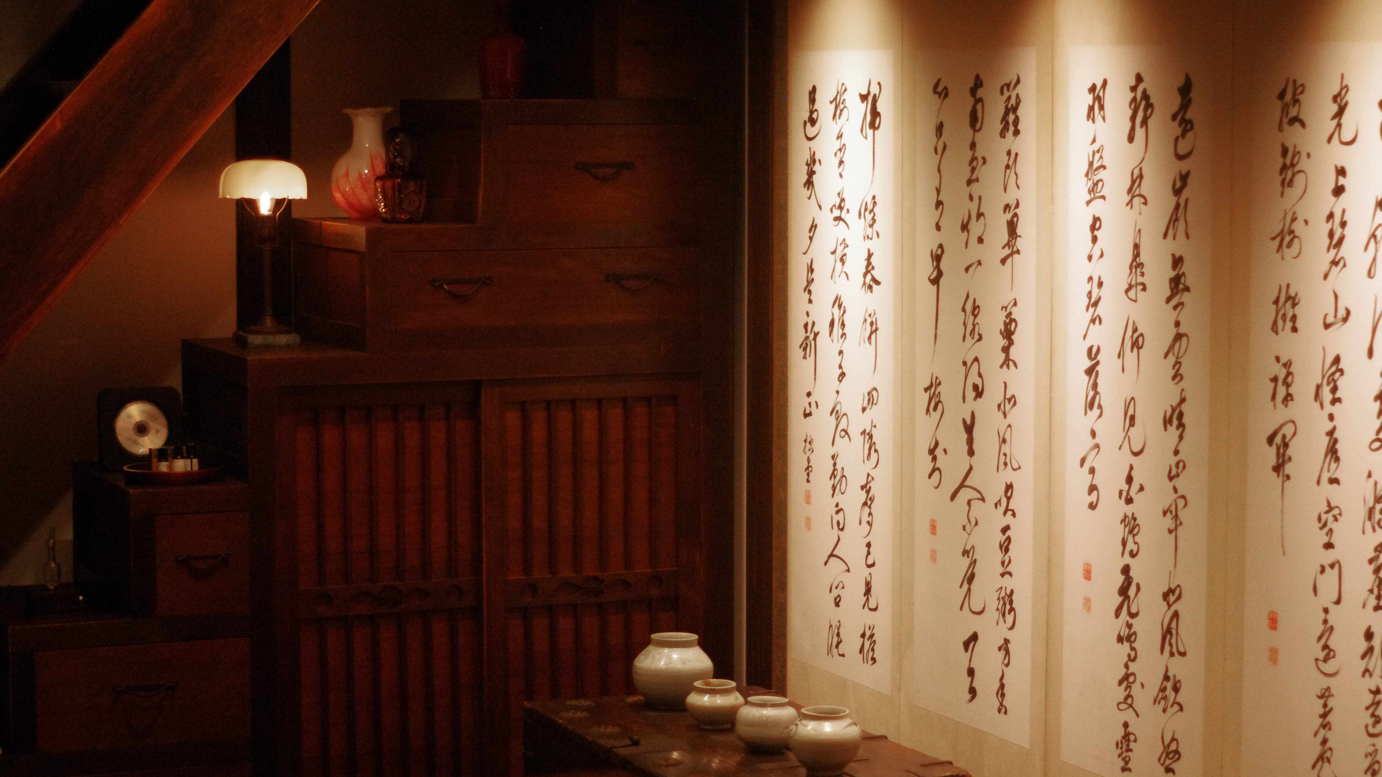 ～壁面の屏風と白磁～