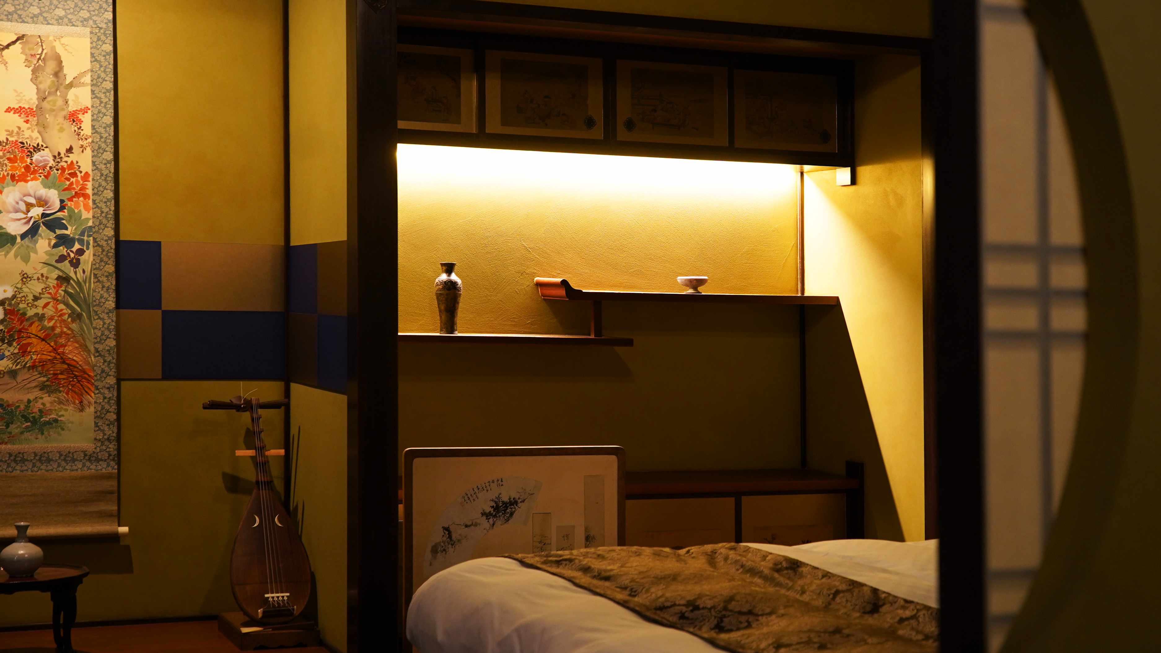 ～丸窓から覗く寝室ベッド～