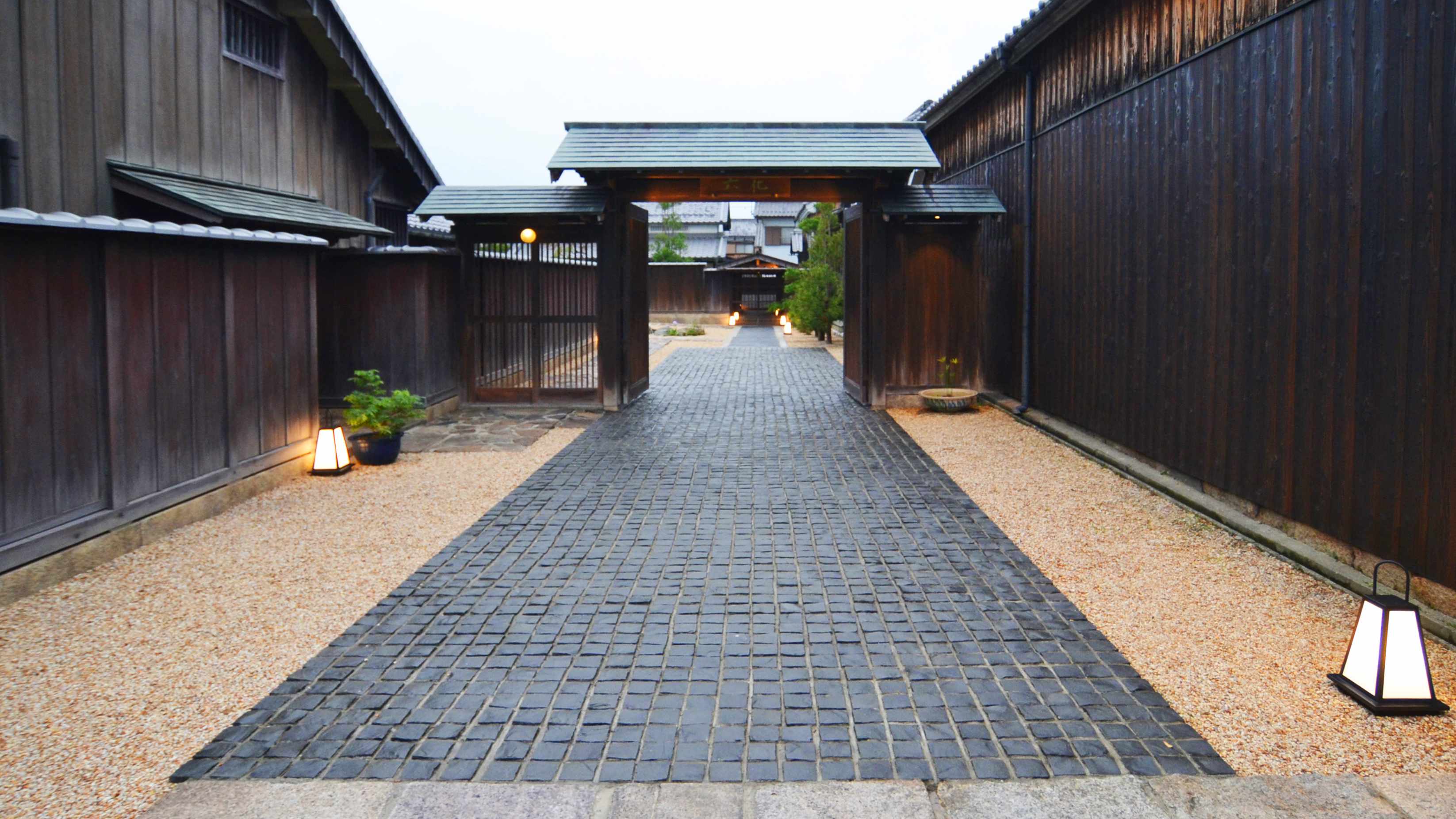 ～一般道から見る外門～2台目のお車はこちらに停めていただけます。