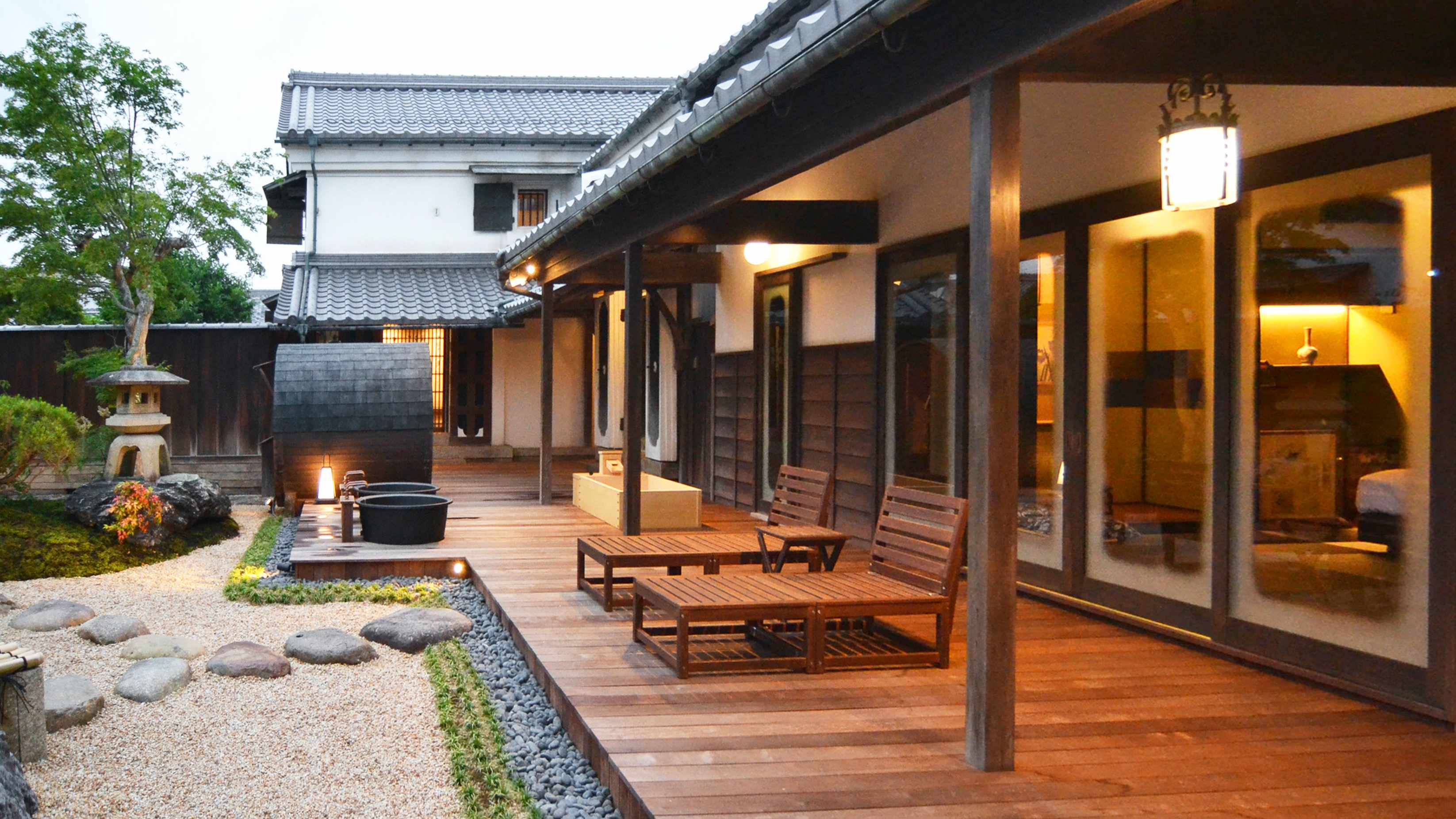 ～中庭から寝室を臨む～プライベートな中庭と入浴エリアに面した寝室。