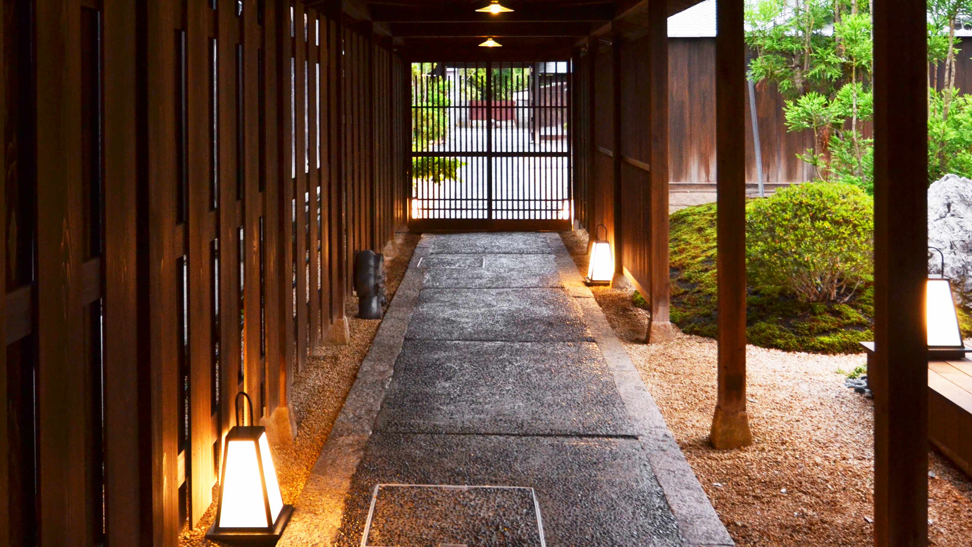 ～プライベートエリアから回廊を臨む～行燈が照らす回廊をあるく。