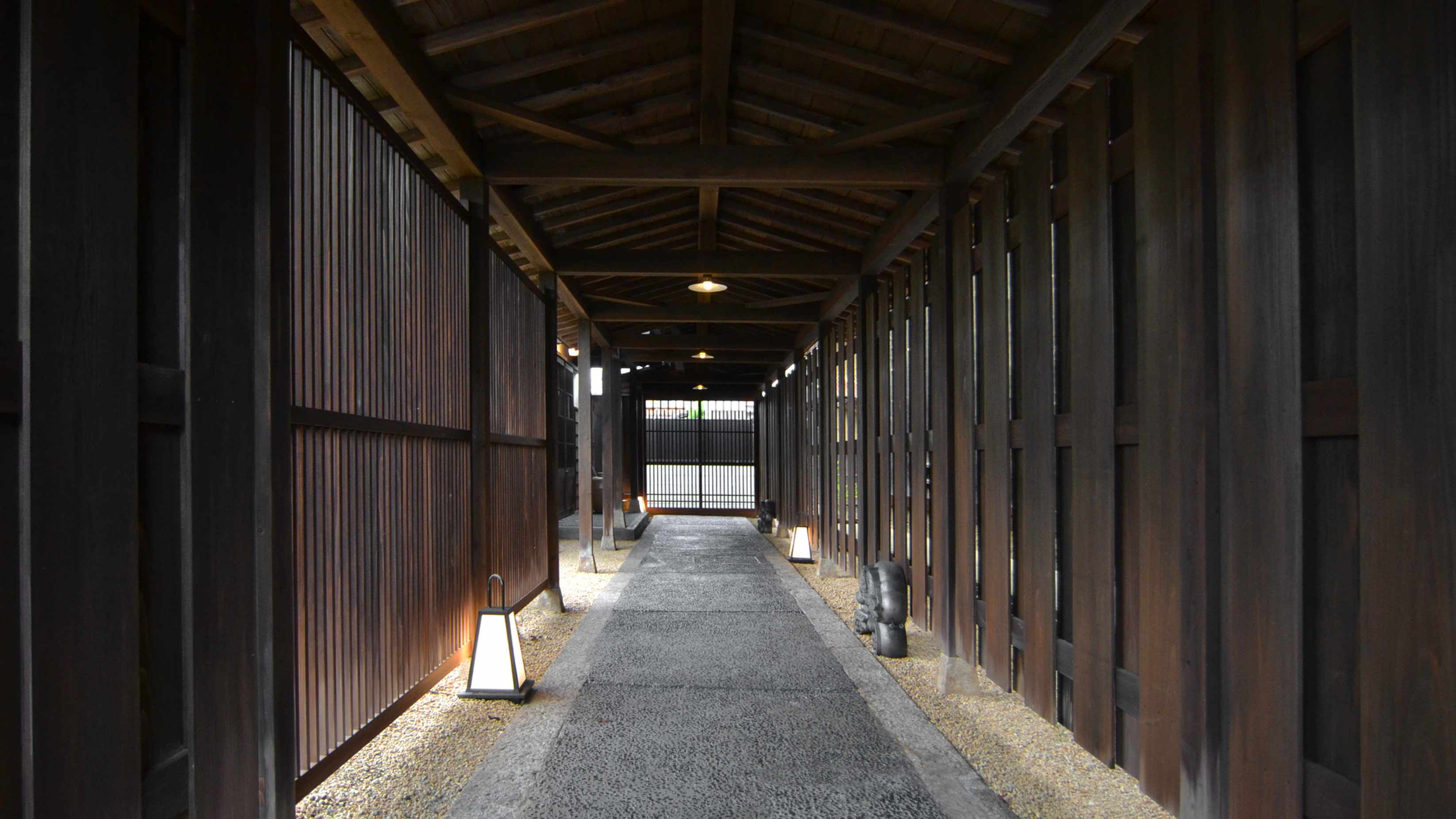 ～プライベートエリアに続く回廊～外からは見えない造りに。