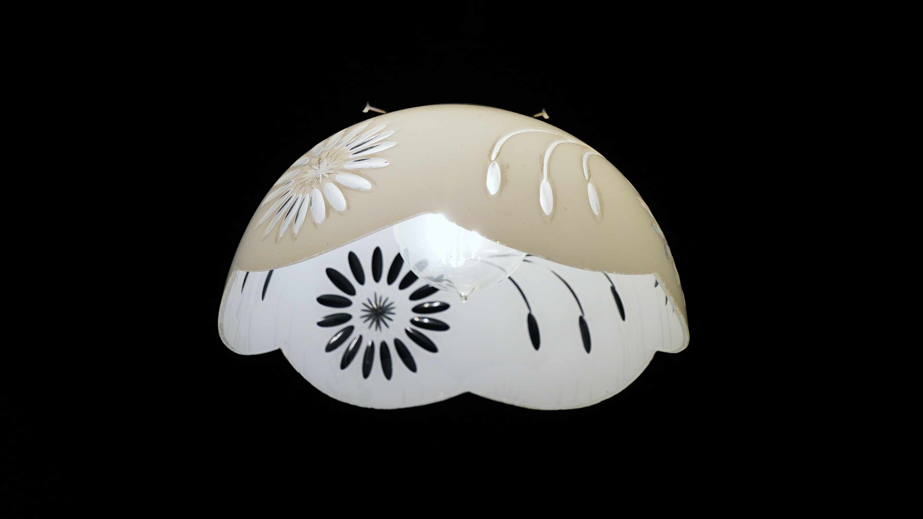 ～寝室のペンダントにはやさしい柄で～