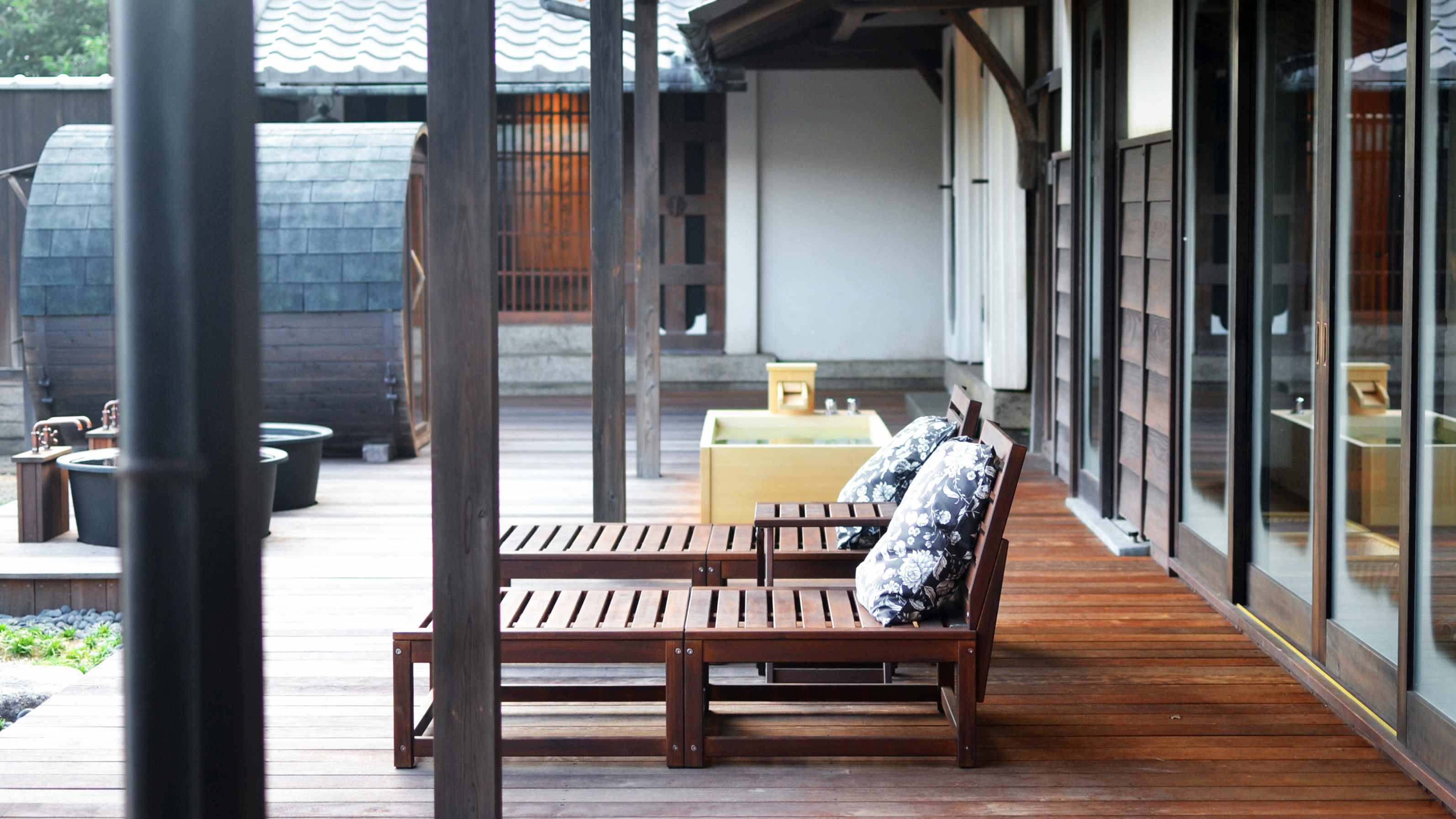 ～ガーデンベッドとウッドデッキ～日差しの良い日は朝からゆったりと。